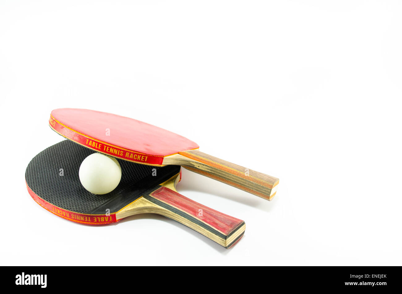 Zwei Tischtennis-Schläger und einen Ball, isoliert auf weiss Stockfoto