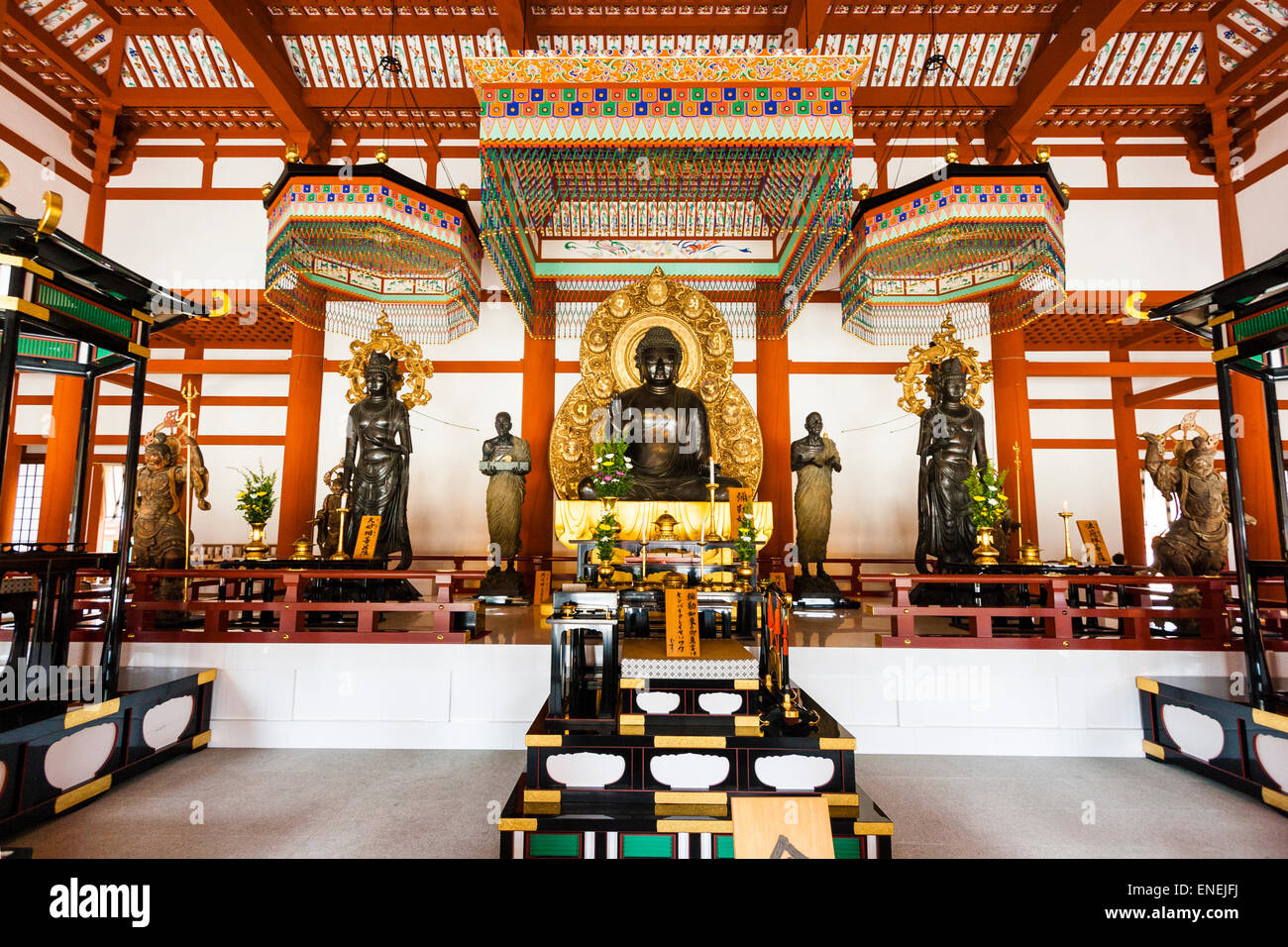 Die Mytreya Buddha Triad Statue aus der Hakuho Periode 645-710 und frankiert von Houonrin und Daimyoso Bosatsu in der Kodo Hall, Yakushiji Tempel, Nara. Stockfoto