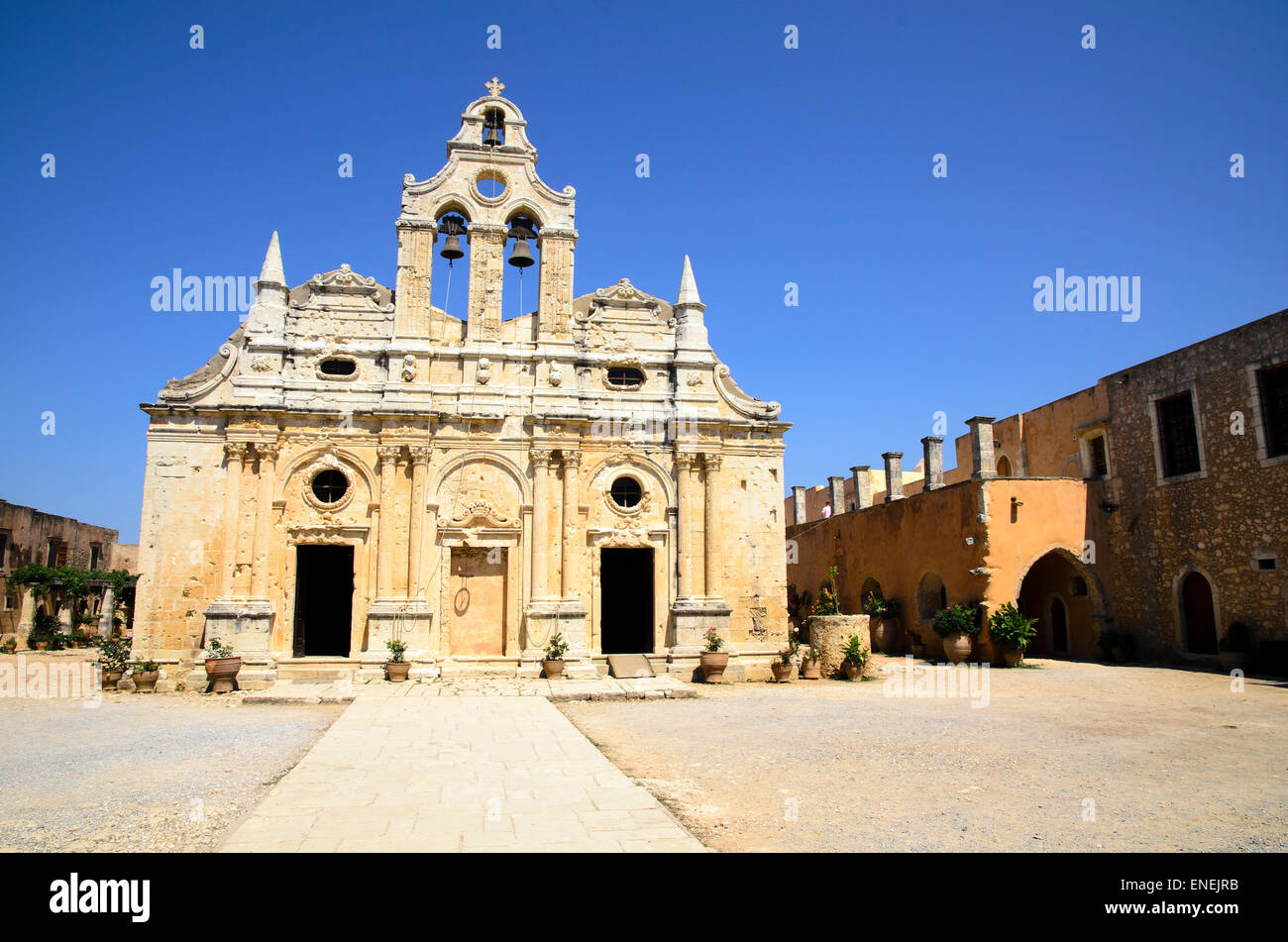 Fassade der Kirche in das Kloster Arkadi. Der Bau in der Reihenfolge der Renaissance stammt aus dem Jahre 1587 und beeinflusst durch die Arbeit der Architekten Sebastiano Serlio und Andrea Palladio. -Kreta, Griechenland Stockfoto
