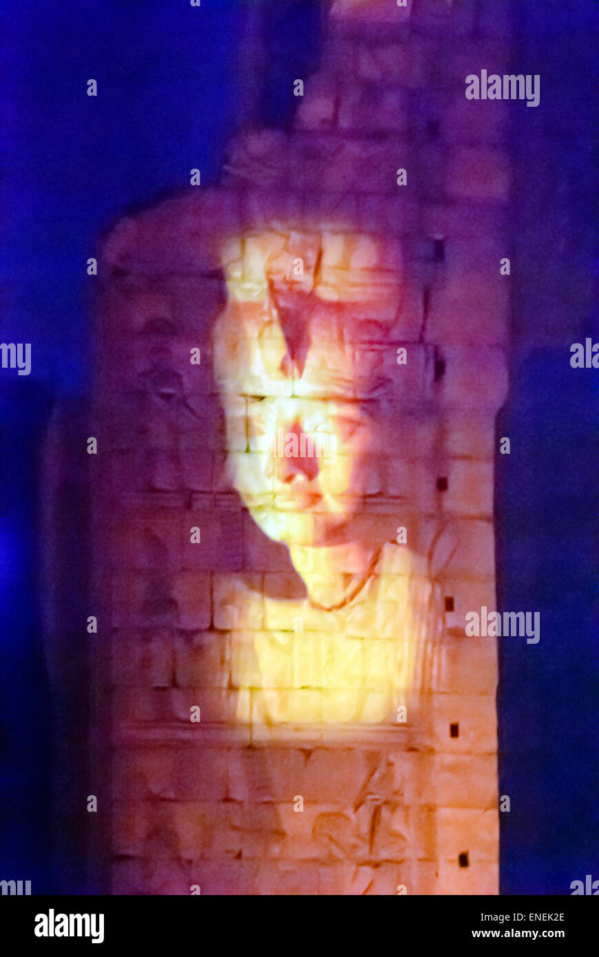 Projektion auf Ruinen des Pharao Gesicht - Karnak Temple Complex - Luxor, Oberägypten Stockfoto