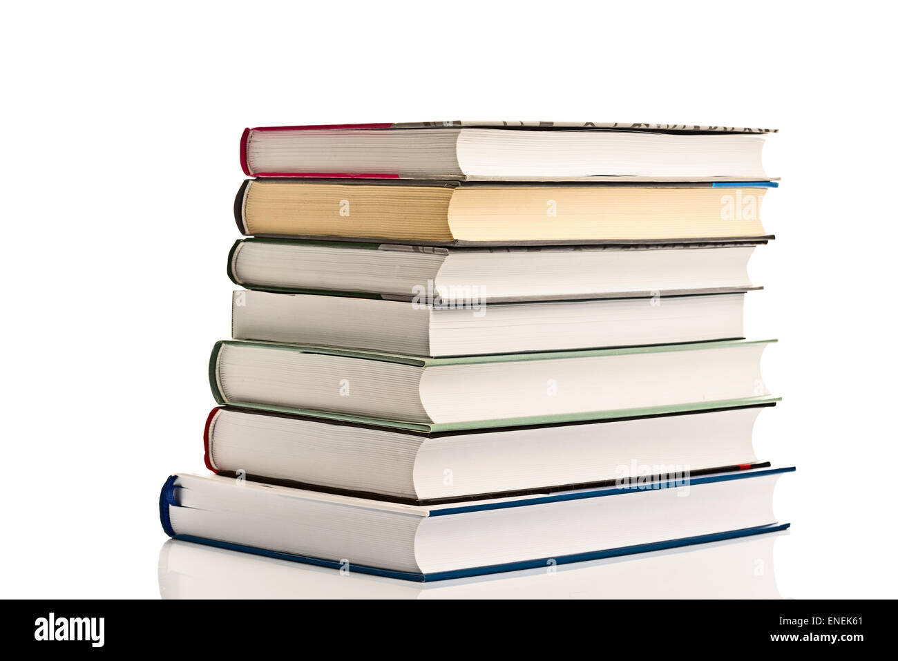 Stapel von gebrauchten Büchern als Bildungskonzept auf weißem Hintergrund Stockfoto