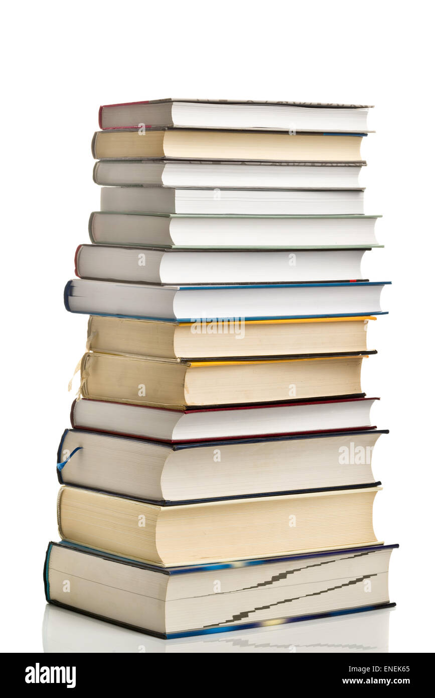 Stapel von gebrauchten Büchern als Bildungskonzept auf weißem Hintergrund Stockfoto