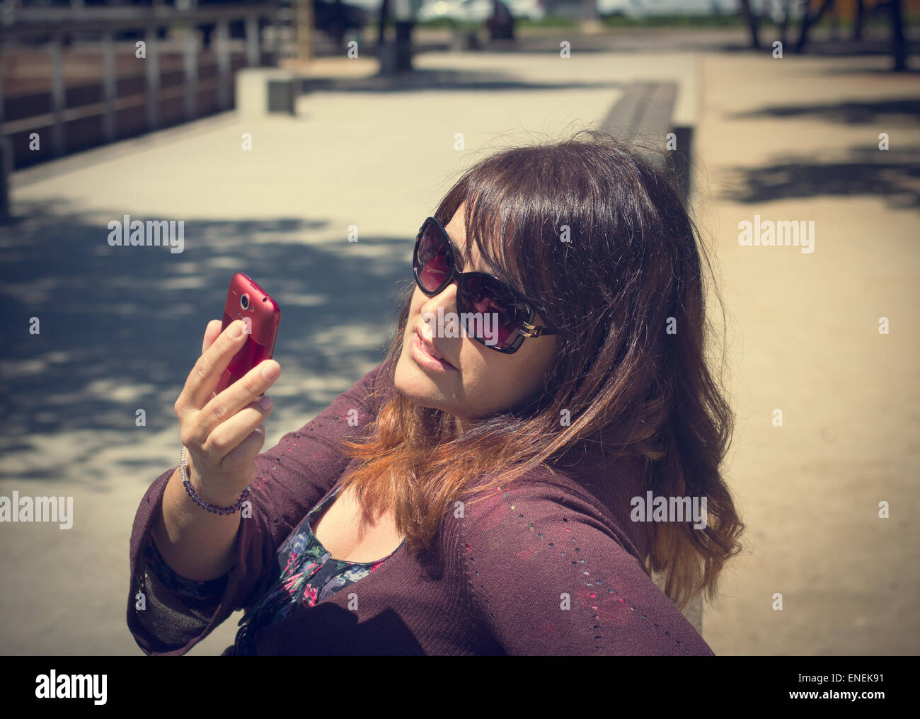 Erwachsene kaukasischen Frau Lesen einer Nachricht auf dem Handy Stockfoto