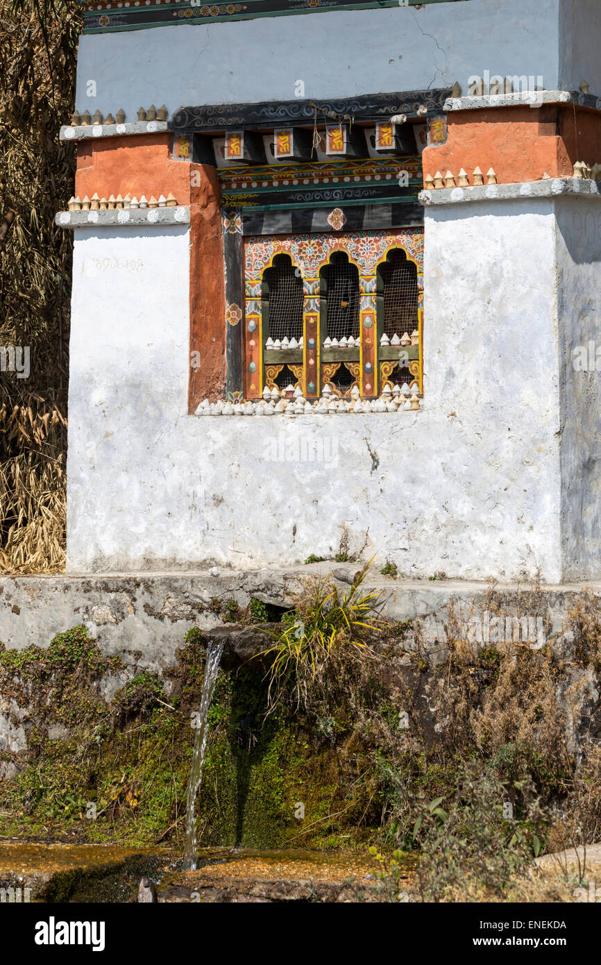 Weihwasser Frühling (Tshrim Drupchhu) in der Nähe von Trongsa, zentrale Bhutan, Asien Stockfoto