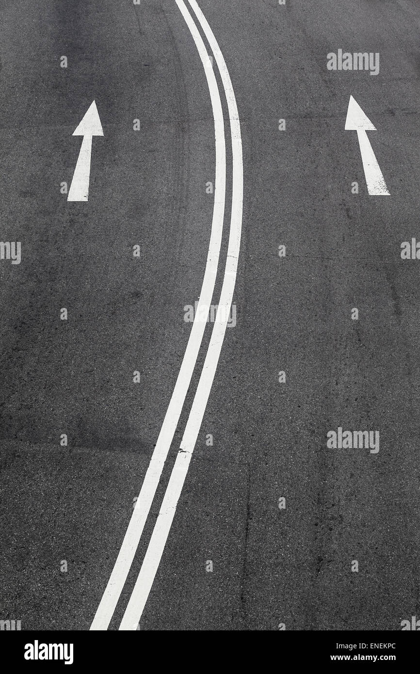 One-Way-Zeichen und doppelten mittleren Linien auf einer Straße Stockfoto