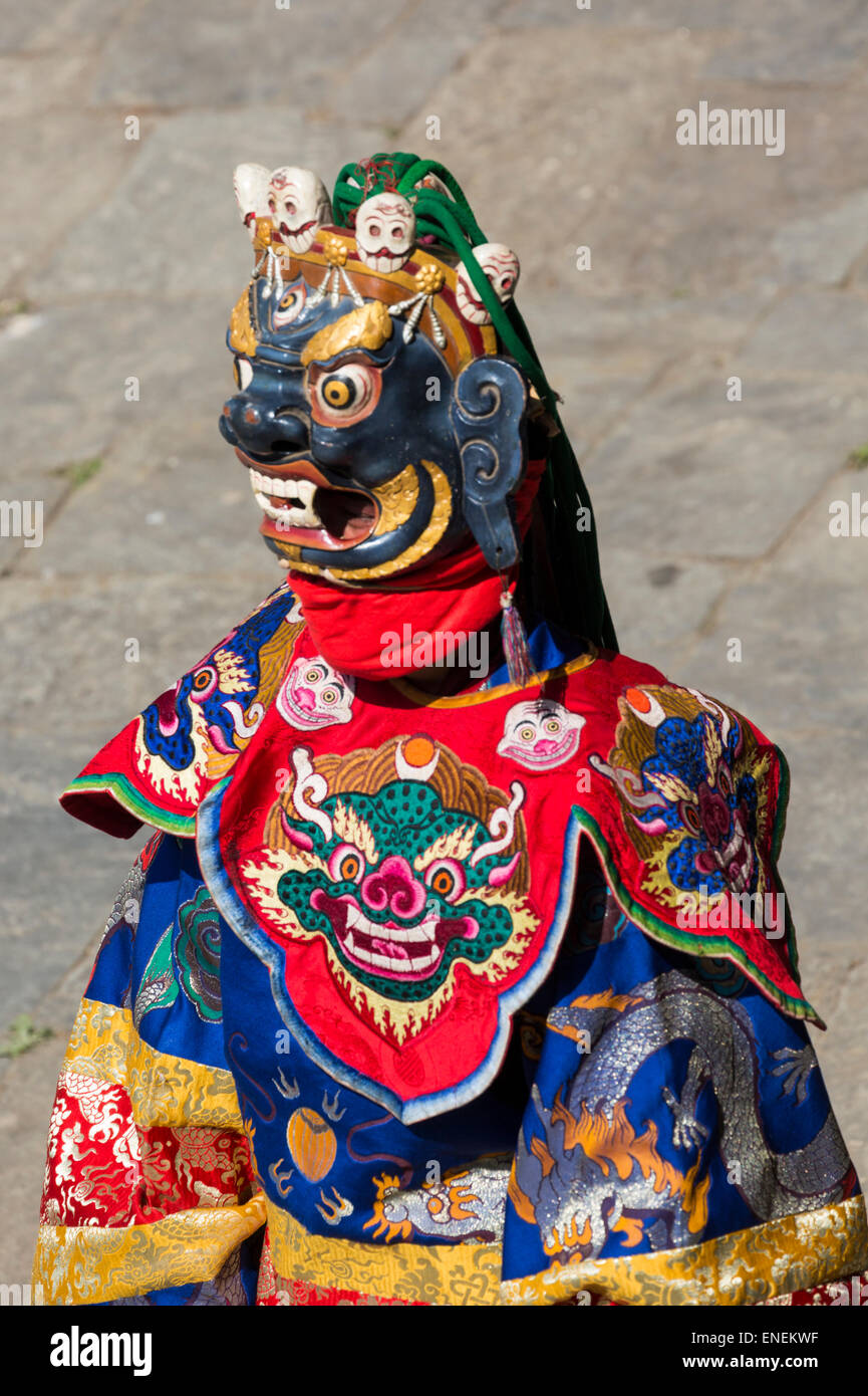 Maskierte Tänzer tanzen am Ritual (religiöse Rückzug) in Trongsa Dzong, Trongsa, zentrale Bhutan, Asien Stockfoto