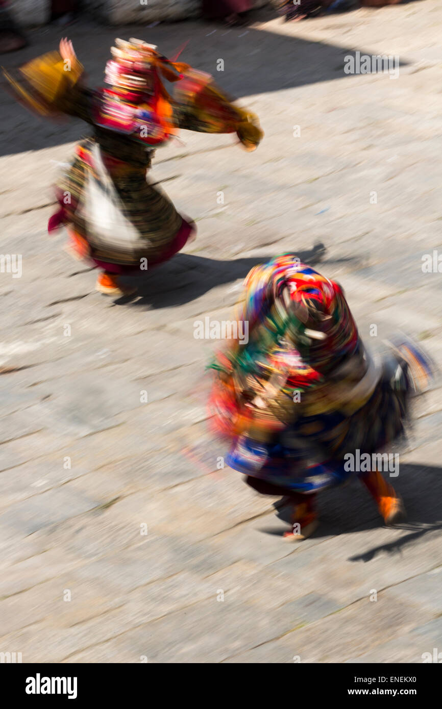 Maskierte Tänzer tanzen am Ritual (religiöse Rückzug) in Trongsa Dzong, Trongsa, zentrale Bhutan, Asien Stockfoto