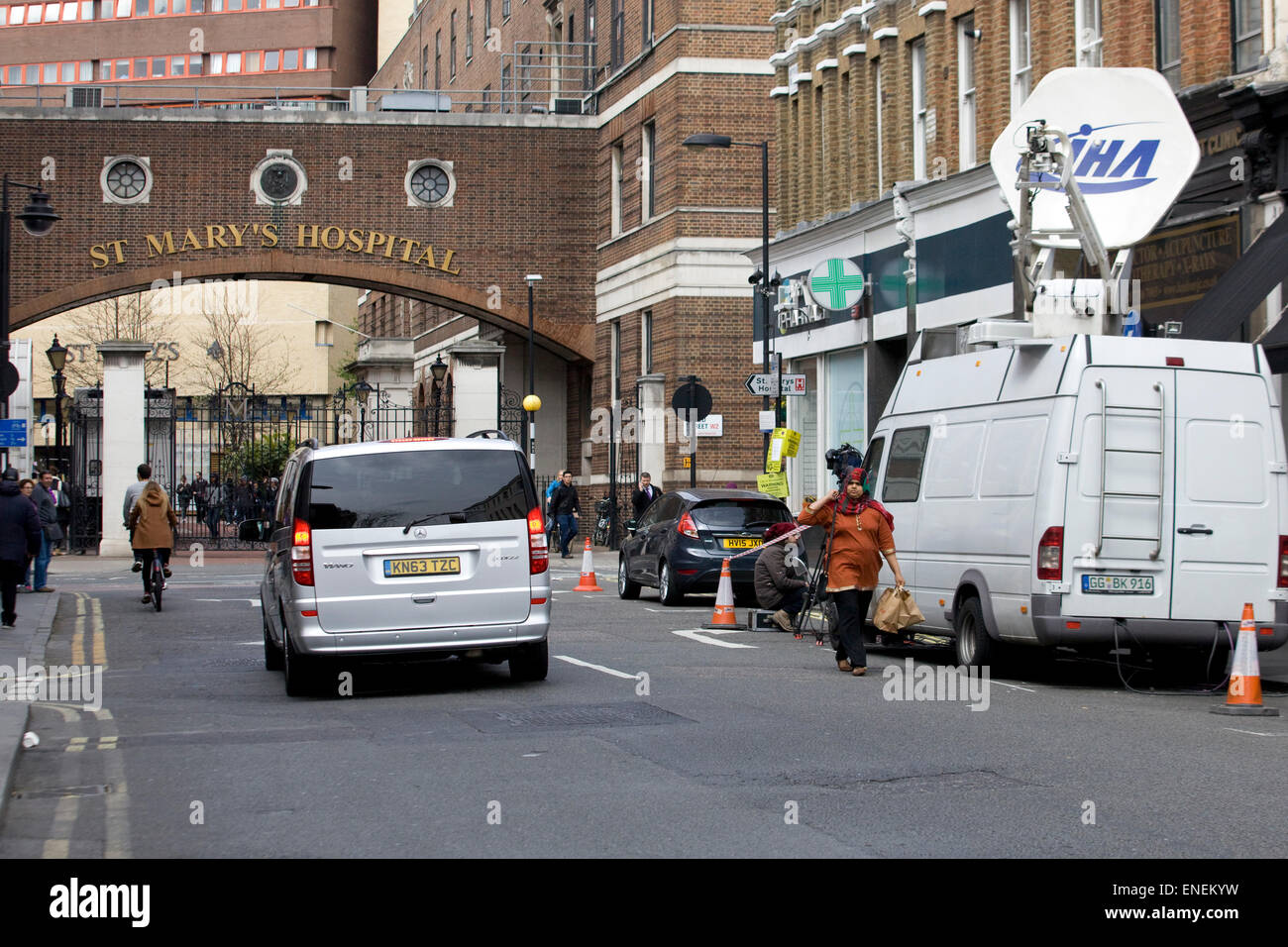 Filmteam außerhalb St. Marien-Hospital in London Stockfoto