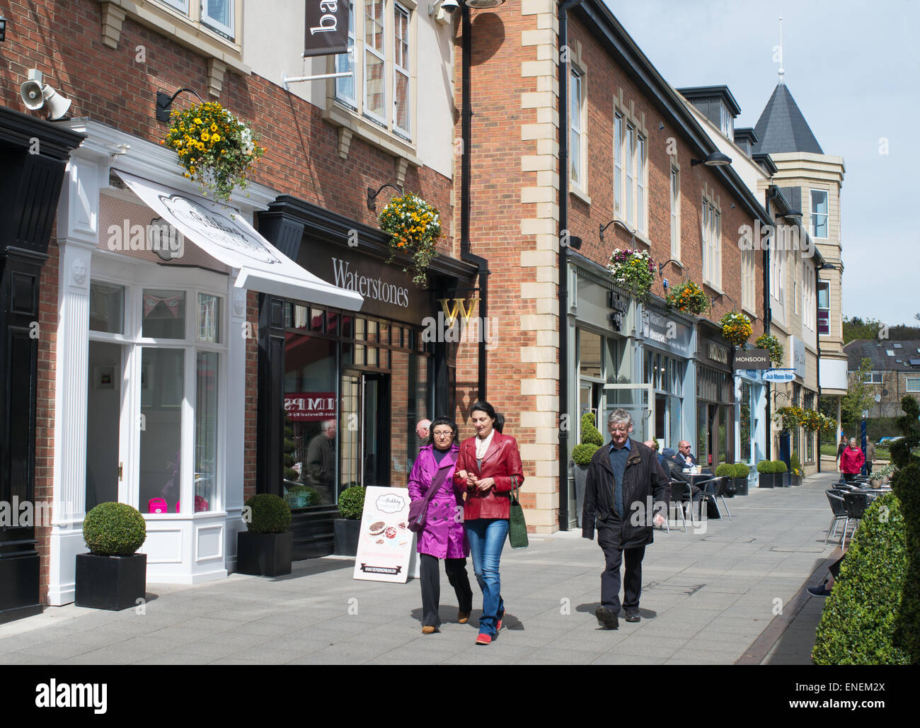 Menschen zu Fuß durch die Sanderson Arcade Shopping Centre, Morpeth, Nordostengland, UK Stockfoto