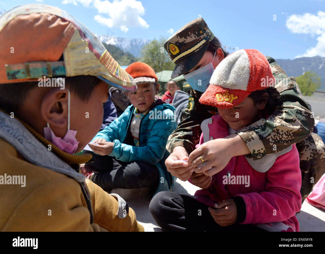 Gyirong, China Tibet autonome Region. 4. Mai 2015. Ein Soldat spielt Spiele mit Schülerinnen und Schülern an einer Grundschule in Erdbeben betroffenen Gyirong Stadt, Xigaze Stadt, Südwest-China Tibet autonome Region, 4. Mai 2015. Soldaten der Gyirong Grenzbahnhof Inspektion findet eine psychologische Beratung-Lektion für junior-Studenten am Montag, nach der Region, die durch das massive Erdbeben in Nepal auf 25 April geschlagen zu werden. © Liu Dongjun/Xinhua/Alamy Live-Nachrichten Stockfoto