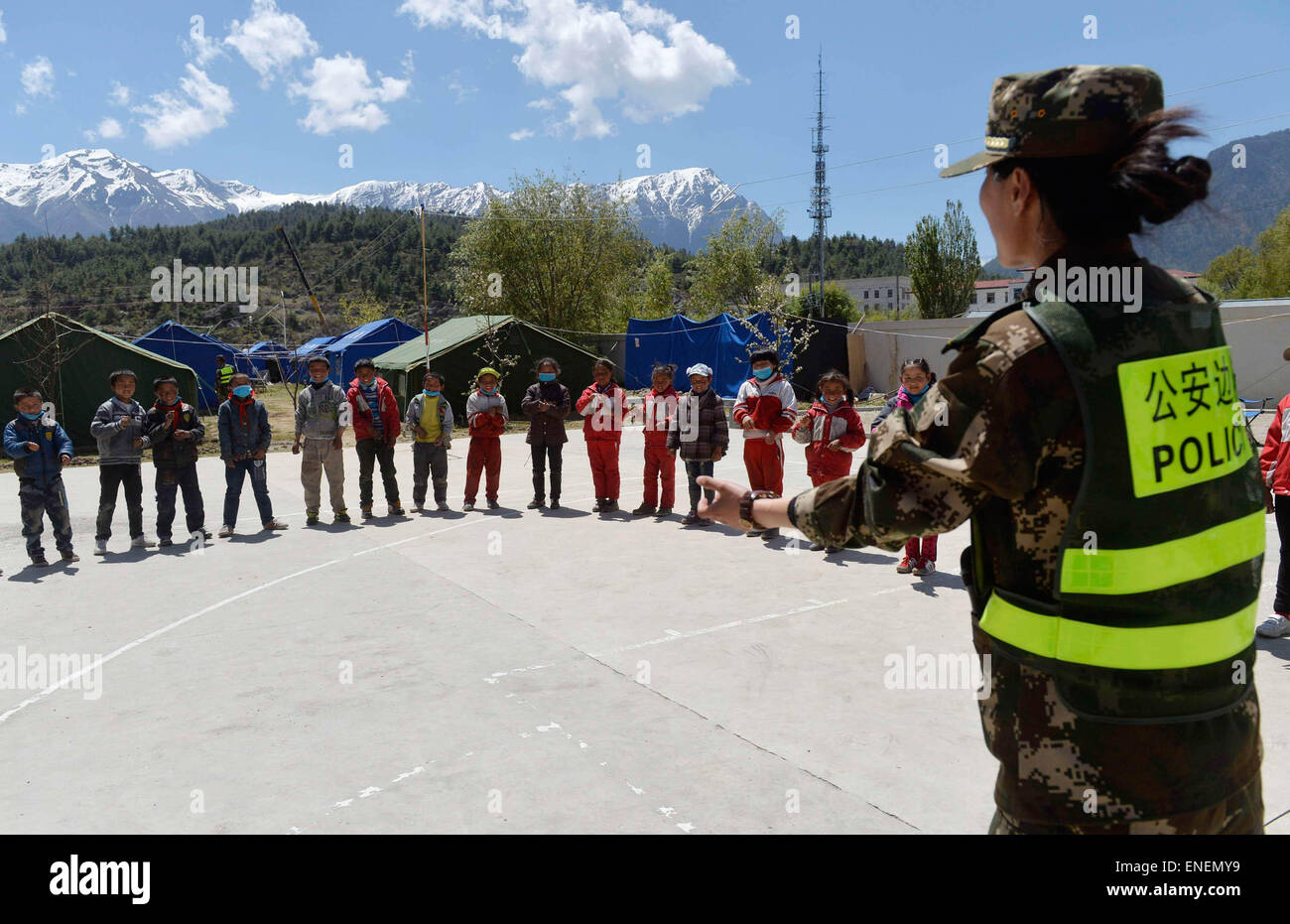 Gyirong, China Tibet autonome Region. 4. Mai 2015. Ein Soldat spielt Spiele mit Schülerinnen und Schülern an einer Grundschule in Erdbeben betroffenen Gyirong Stadt, Xigaze Stadt, Südwest-China Tibet autonome Region, 4. Mai 2015. Soldaten der Gyirong Grenzbahnhof Inspektion findet eine psychologische Beratung-Lektion für junior-Studenten am Montag, nach der Region, die durch das massive Erdbeben in Nepal auf 25 April geschlagen zu werden. © Liu Dongjun/Xinhua/Alamy Live-Nachrichten Stockfoto