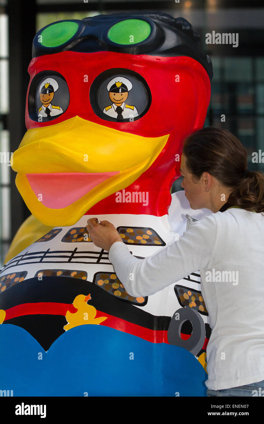 Bunt lackierter GFK Modell Tier ente Skulptur, Liverpool, Merseyside, 4. Mai 2015. Stadtzentrum River Festival Projekt. Ein Team von Künstlern verzieren eine Vielzahl von riesigen Enten in der öffentlichen Ansicht bei Mann Insel Entwicklung. Das Liverpool Ente Trail, im Auftrag von AquaDucked, ist auf LightNight gestartet werden, um die lebendige Kreativität lebendig in Liverpool zu präsentieren. Stockfoto