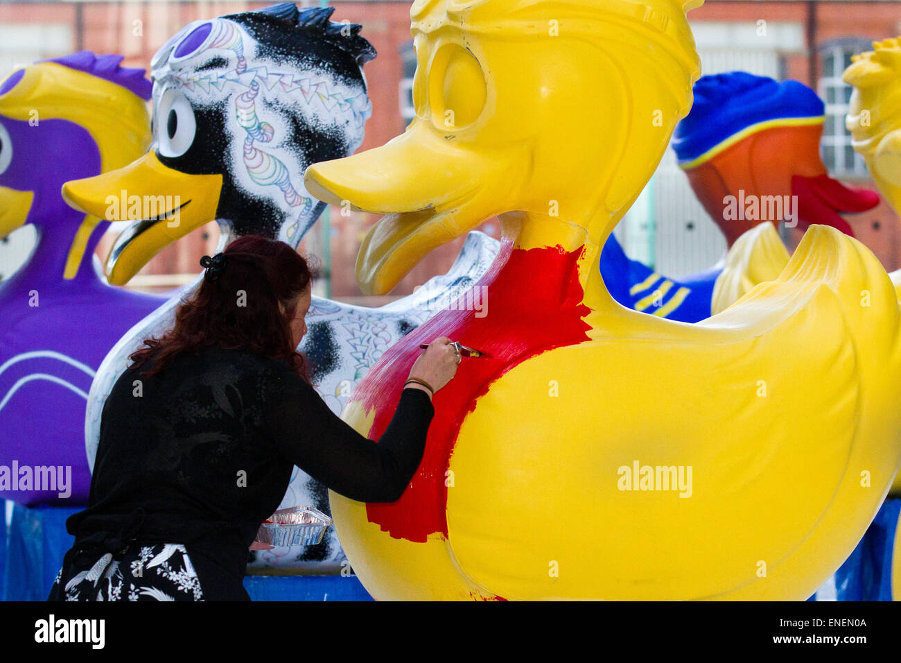 Bunt lackierter GFK Modell Tier ente Skulptur, Liverpool, Merseyside, 4. Mai 2015. "Liverpool Ente' Stadtzentrum River Festival Projekt. Ein Team von Künstlern verzieren eine Vielzahl von riesigen Enten in der öffentlichen Ansicht bei Mann Insel Entwicklung. Das Liverpool Ente Trail, im Auftrag von AquaDucked, ist auf LightNight gestartet werden, um die lebendige Kreativität lebendig in Liverpool zu präsentieren. Stockfoto