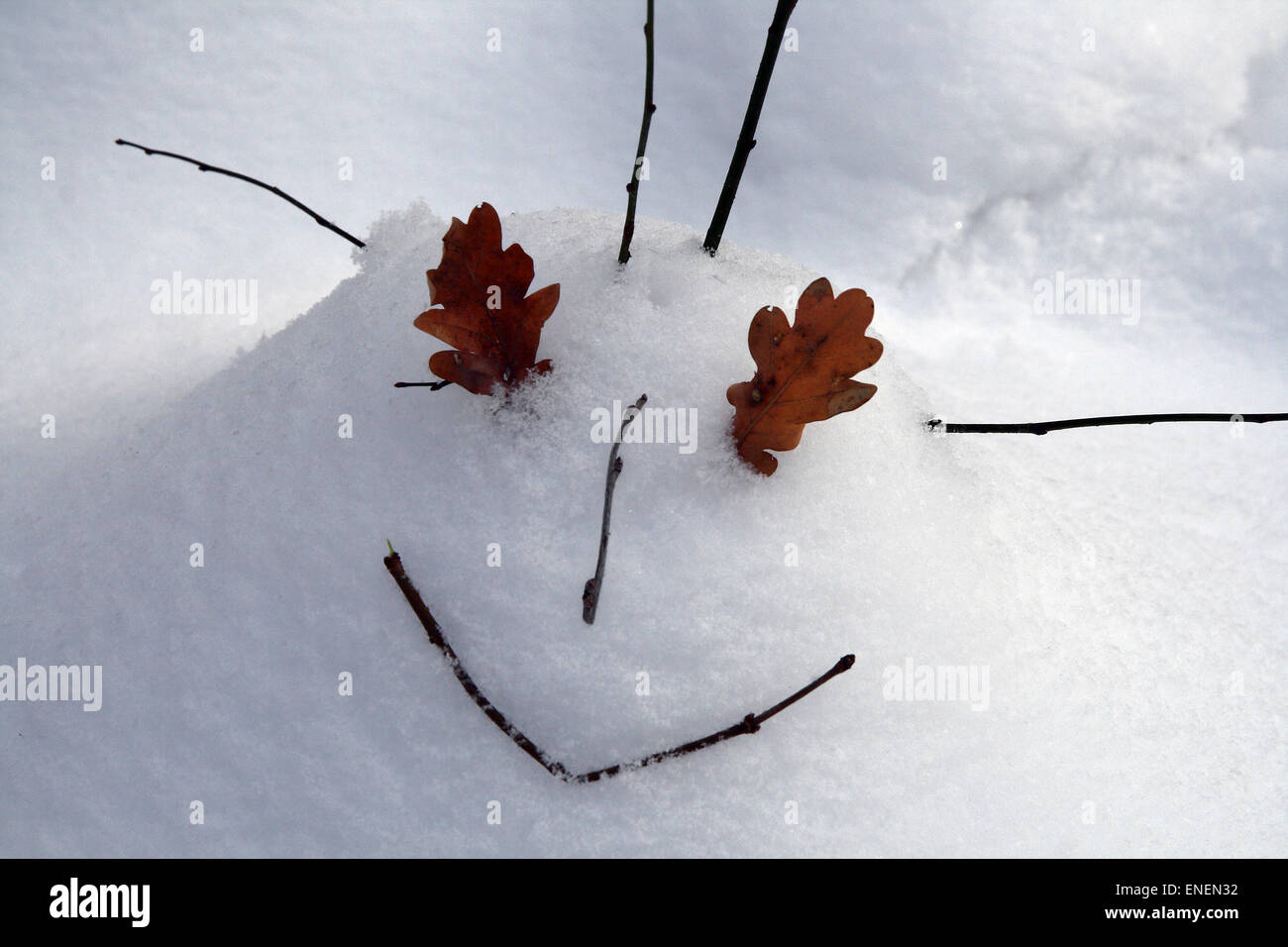 Ein Gesicht zeichnen im Schnee. Stockfoto