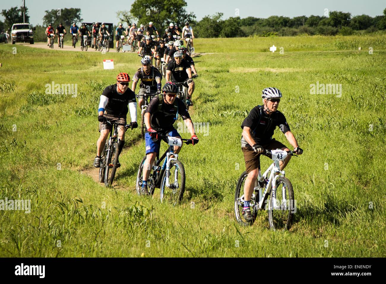 Ehemaliger US-Präsident George W. Bush (rechts) führt militärischen Service-Mitglieder auf der W100K-Mountainbiketour über seine Ranch 1. Mai 2015 in Crawford, Texas.  Bush trat die Verwundeten Krieger in einer dreitägigen Veranstaltung, die 100 Kilometer auf und rund um die Ranch abdeckt. Stockfoto