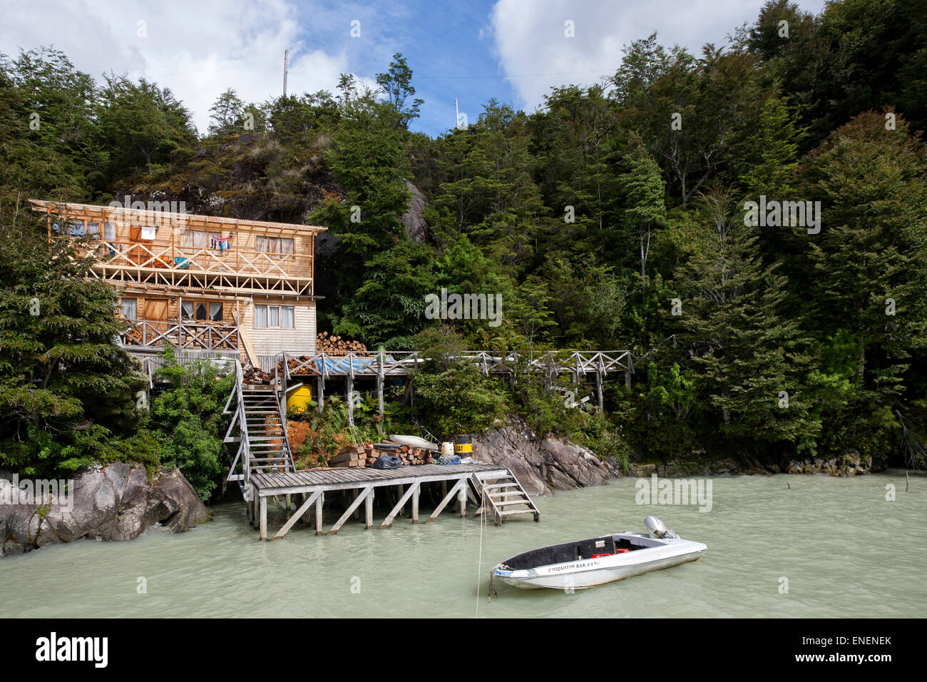 Stelzenhaus und Holzstege. Caleta Tortel. Provinz Aysén. Chile Stockfoto