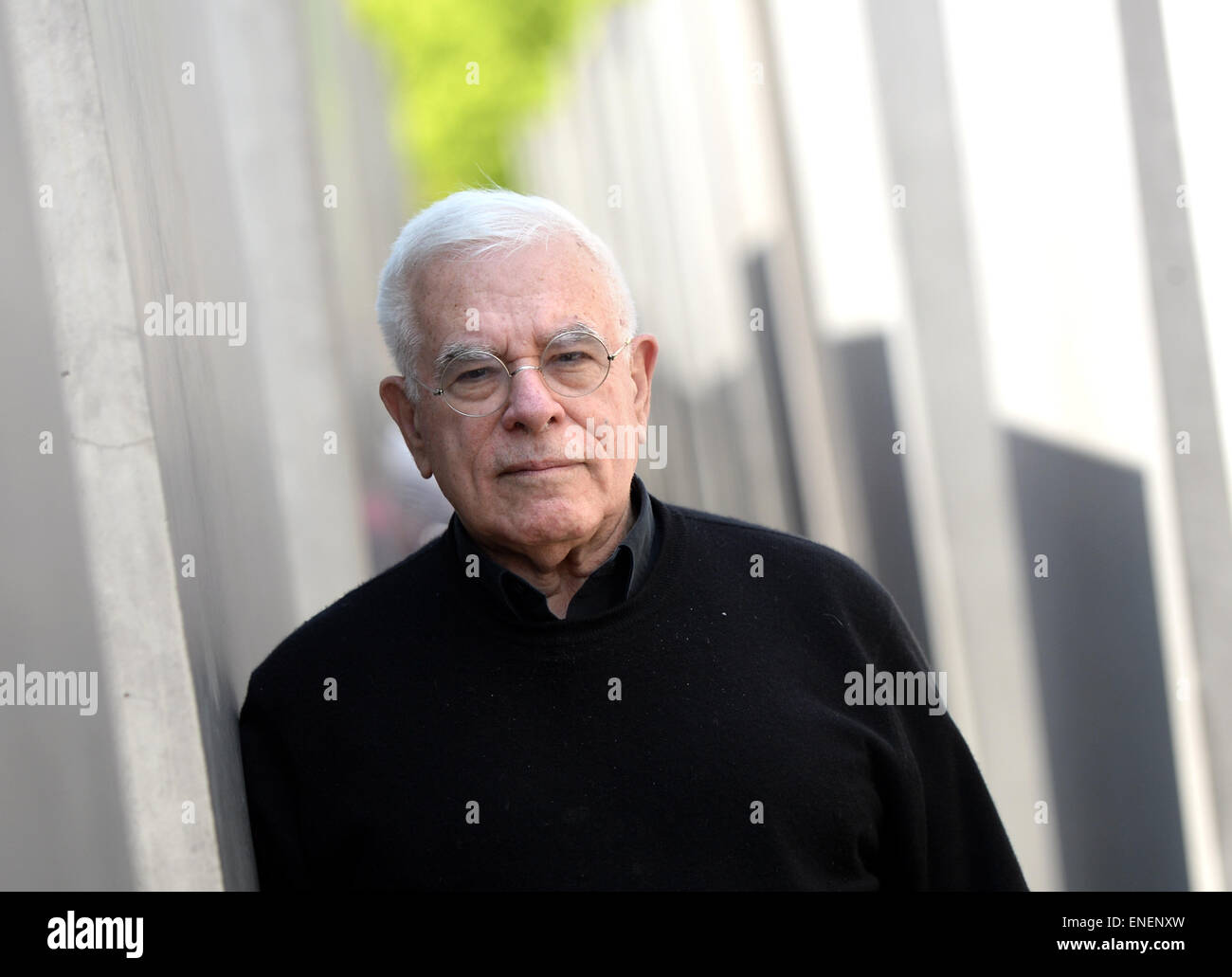 Berlin, Deutschland. 4. Mai 2015. Architekt Peter Eisenman ist an das Holocaust-Mahnmal in Berlin, Deutschland, 4. Mai 2015 gesehen. Foto: Britta Pedersen/Dpa/Alamy Live News Stockfoto