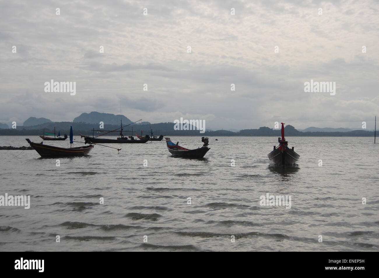 Angelboot/Fischerboot schwimmt auf dem Meer bei Sturm an Fishing Village Koh Phithak Island in Lang Suan, Chumphon, Thailand regnen. Stockfoto