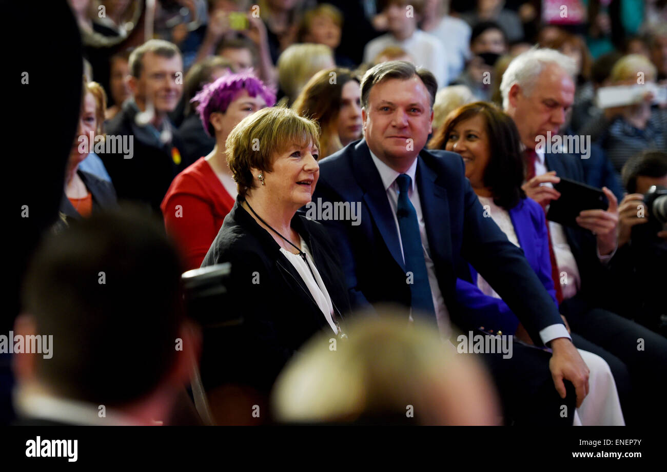 Hove Sussex UK 4. Mai 2015 - Delia Smith der bekannten Küche Schriftsteller und TV-Moderatorin mit Schatten-Kanzler Ed Balls bei der Labour Party-Rallye in Brighton und Hove Sixth Form College heute Morgen während der Parlamentswahlen Kampagne Delia wurde enthüllt ein Unterstützer der Labour Party bei der Rallye heute Credit: Simon Dack/Alamy Live News Stockfoto