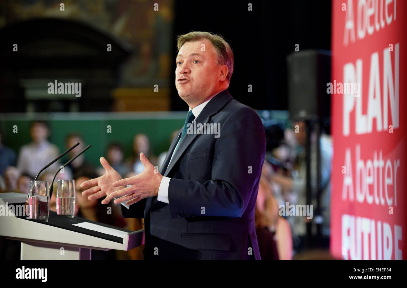 Hove Sussex UK 4. Mai 2015 - Schatten-Kanzler Ed Balls anlässlich der Labour Party Rally statt in Brighton und Hove Sixth Form College heute Morgen während der Parlamentswahlen Kampagne Kredit: Simon Dack/Alamy Live News Stockfoto