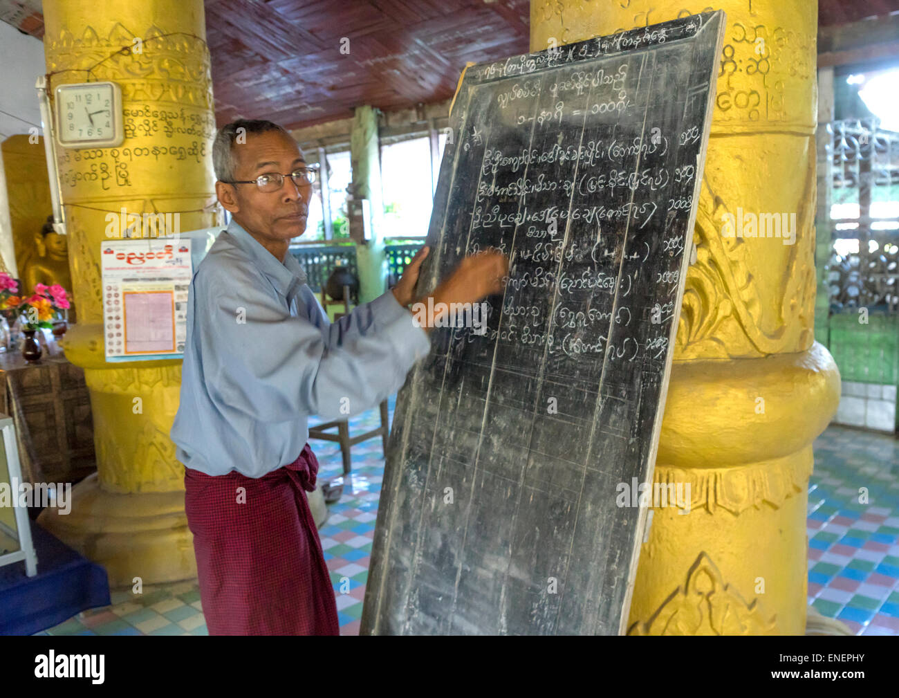 Menschen schreiben auf einem Plakat in einem Tempel, Mrauk U, Myanmar Stockfoto