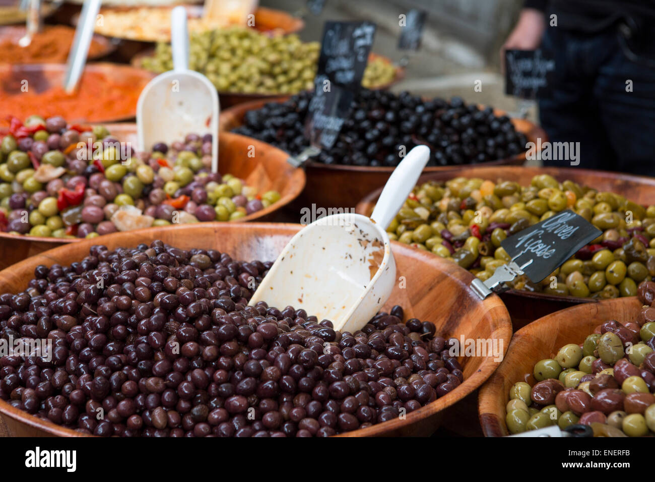 Oliven auf dem Sonntagsmarkt von Montcuq mit lokale kulinarische Produkte in Frankreich Stockfoto