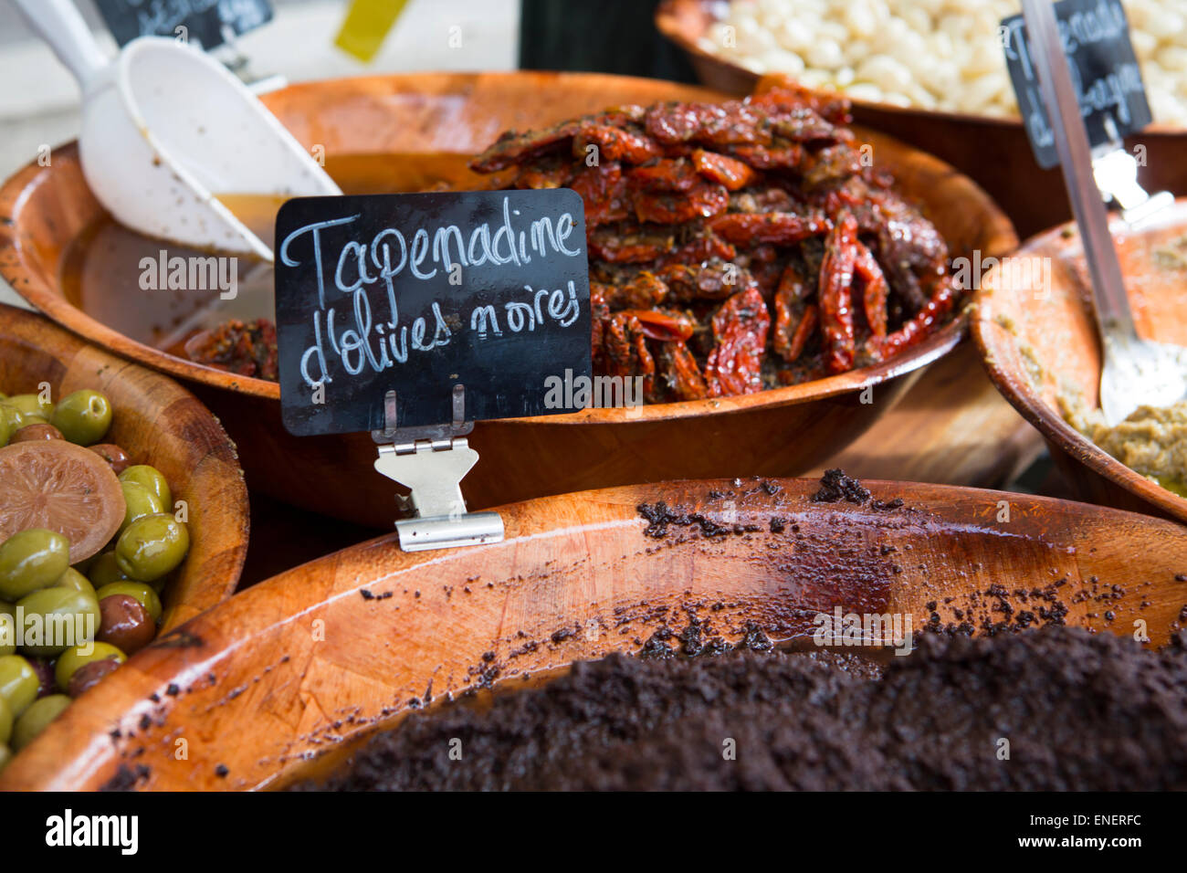 Schwarze Oliven Tapenade auf dem Sonntagsmarkt von Montcuq mit lokalen Lebensmitteln in Frankreich Stockfoto