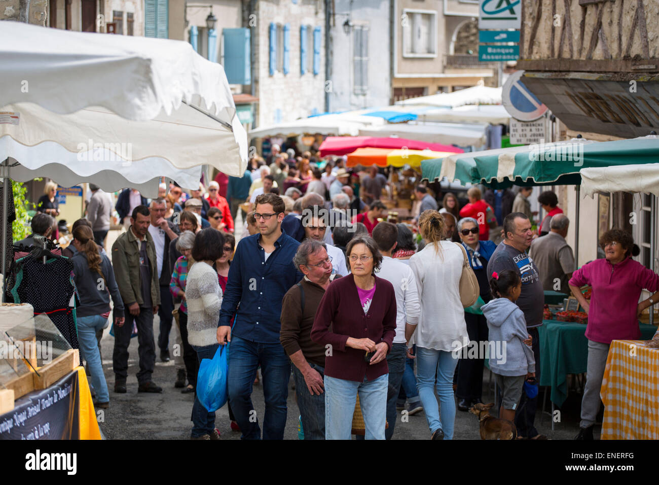 Übersicht beschäftigt Sonntagsmarkt von Montcuq mit lokale kulinarische Produkte in Frankreich Stockfoto