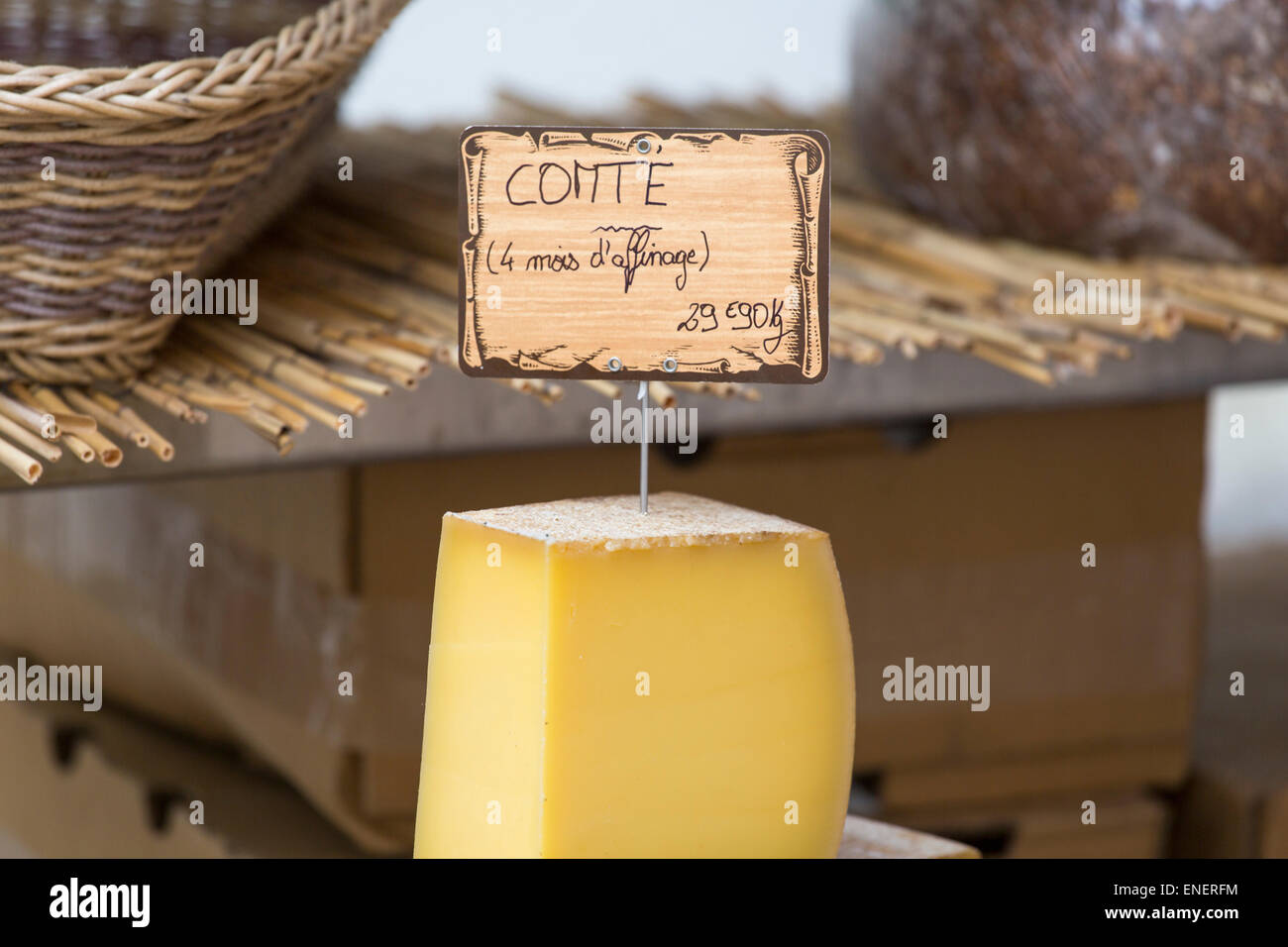 Comté Käse auf dem Sonntagsmarkt von Montcuq mit lokalen Lebensmitteln in Frankreich Stockfoto