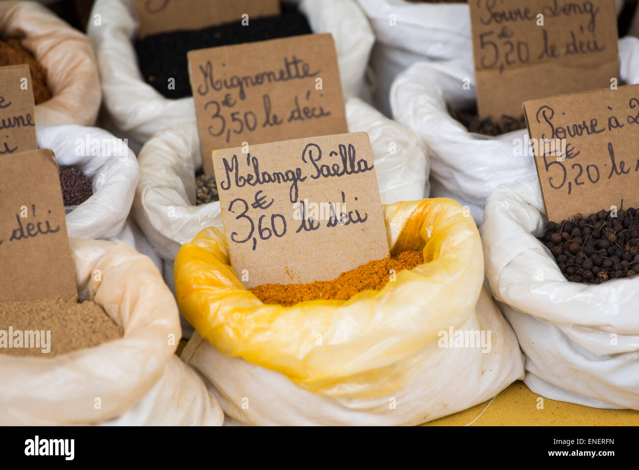 Gewürzmischung für Paella auf dem Sonntagsmarkt von Montcuq mit lokalen Lebensmitteln in Frankreich Stockfoto