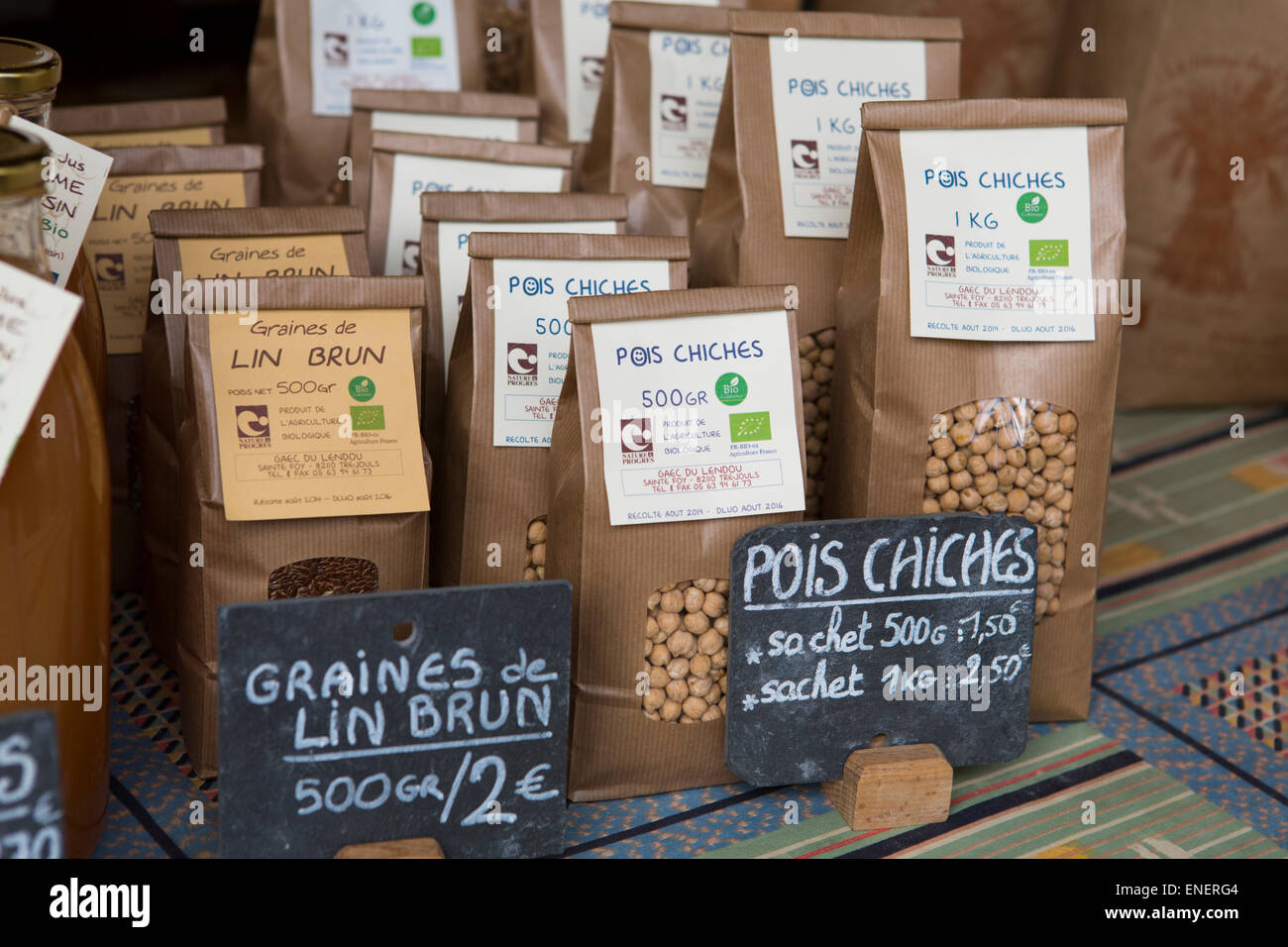 Nahaufnahme von Korn und Kichererbsen auf dem lokalen Markt von Lauzerte, Frankreich Stockfoto