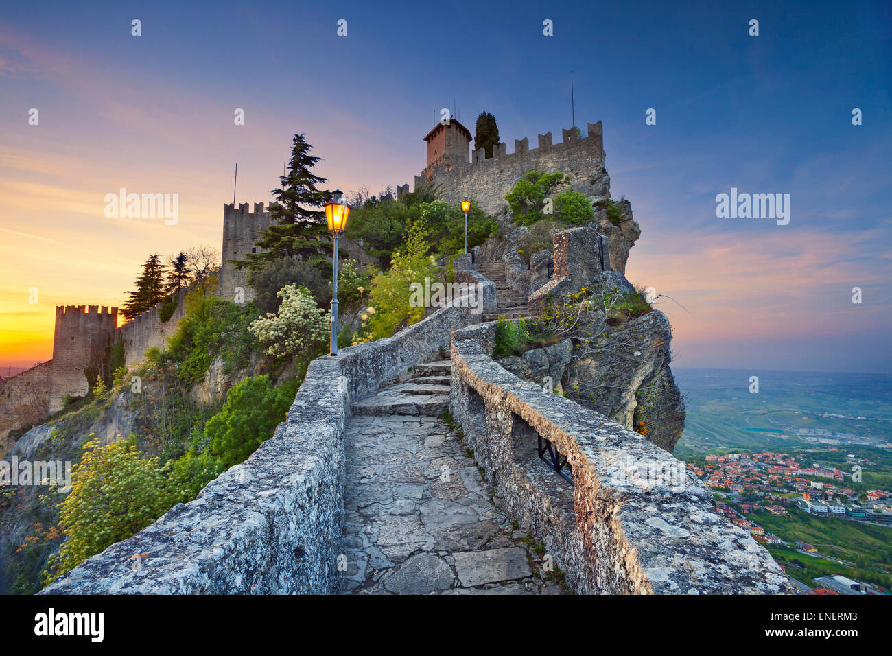 San Marino. Bild der Burg in San Marino während des Sonnenuntergangs. Stockfoto