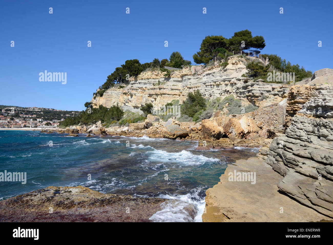 Klippen und Mittelmeerküste oder Ufer an Cassis Provence Frankreich Stockfoto