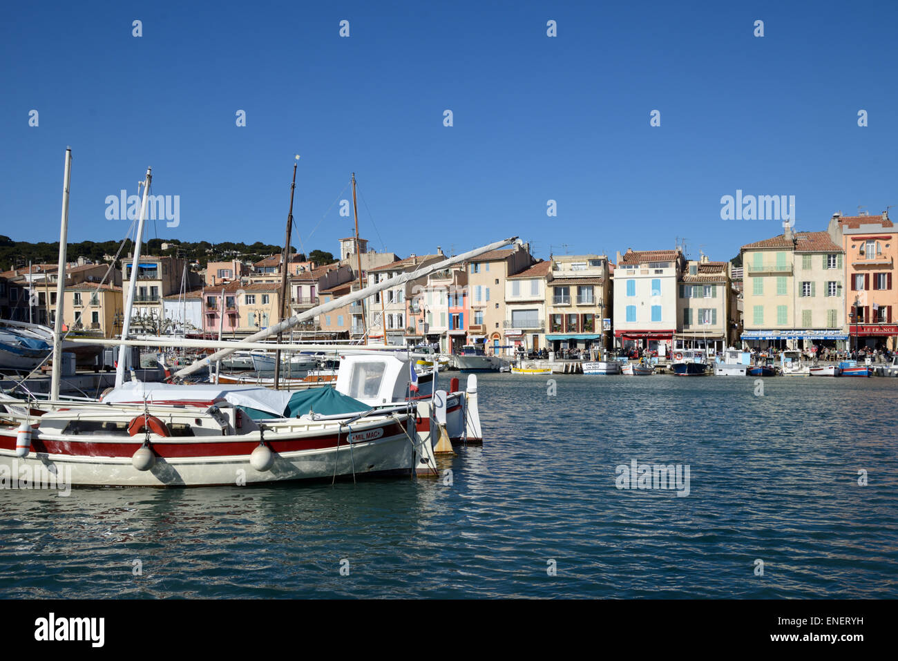 Hafen von Cassis oder Hafen mit traditionellen hölzernen Fischerboote und Waterfront Häuser am Kai Provence Frankreich Stockfoto