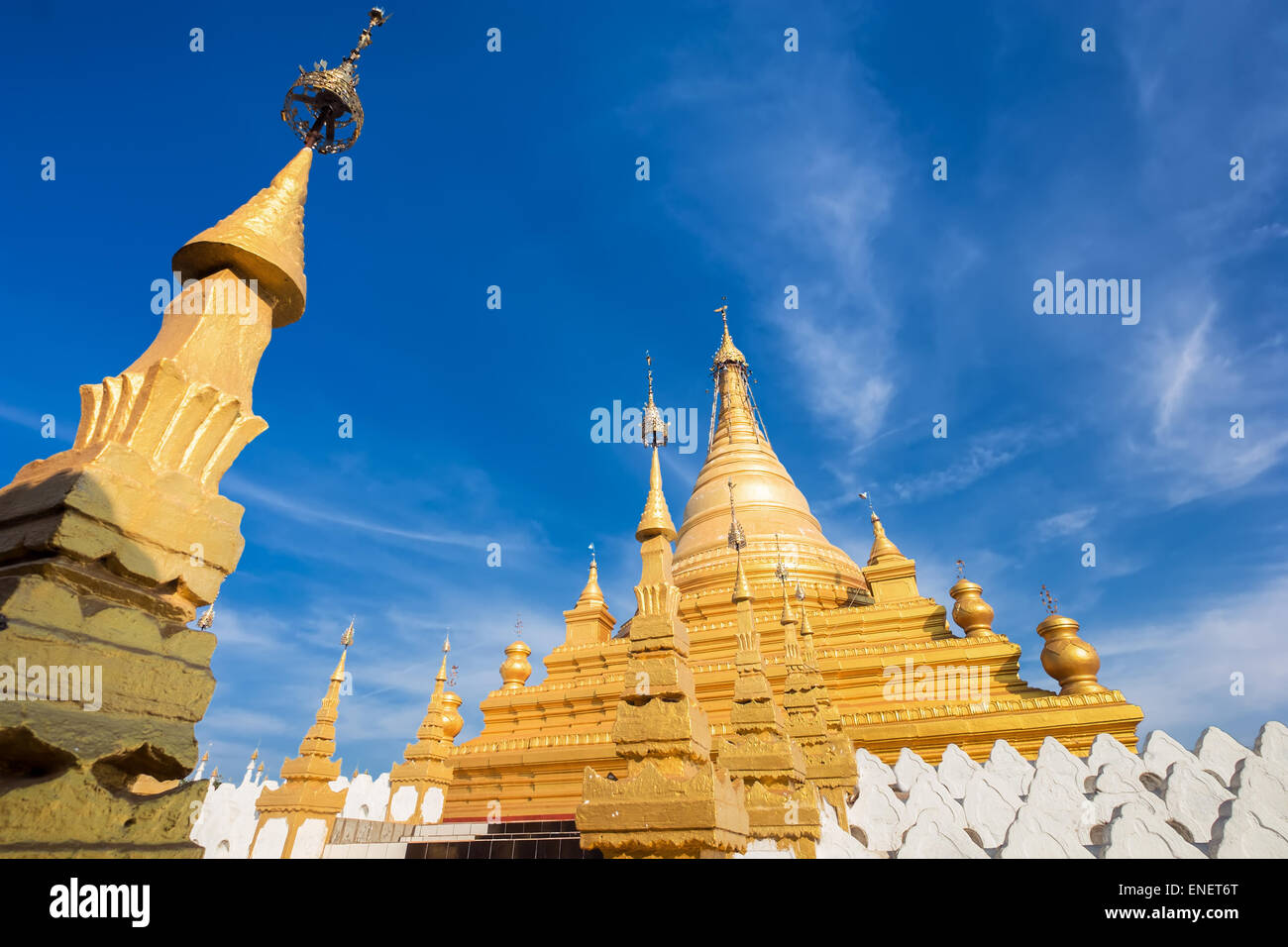 Goldene Sandamuni Pagode mit weißen Pagoden. Beeindruckende Architektur der buddhistischen Tempel in Mandalay. Myanmar (Burma) Reisen Stockfoto
