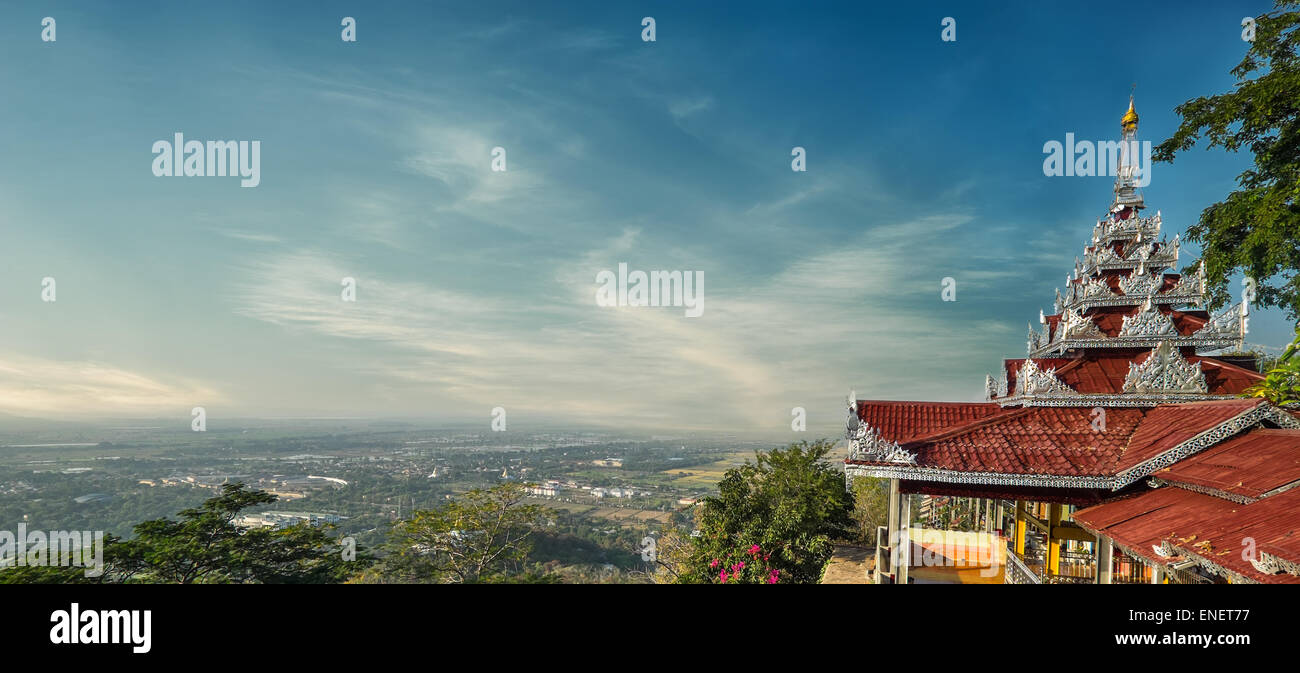 Mandalay Stadtbild Blick vom Mandalay Hill mit Su Taung Pyai Pagode. Myanmar (Burma) Reisen Landschaften und Destinationen Stockfoto
