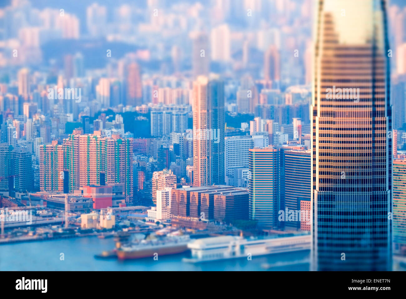 Abstrakte futuristische Stadtbild mit modernen Wolkenkratzern. Hong Kong Luftbild Abend Panorama. Tilt-Shift-Effekt Stockfoto