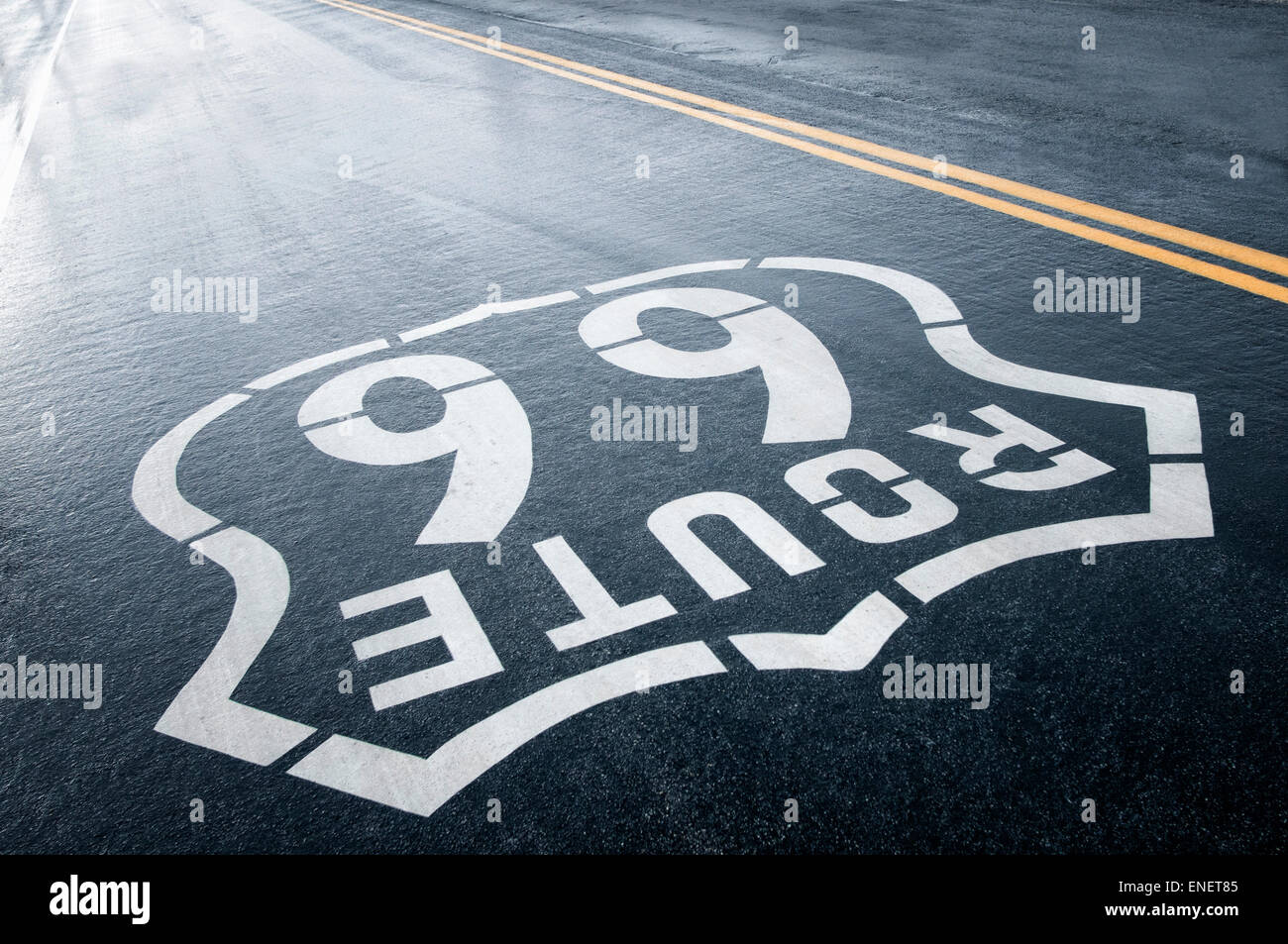 Route 66 lackiert Straßenschild nach einem saisonalen Regen nass Stockfoto