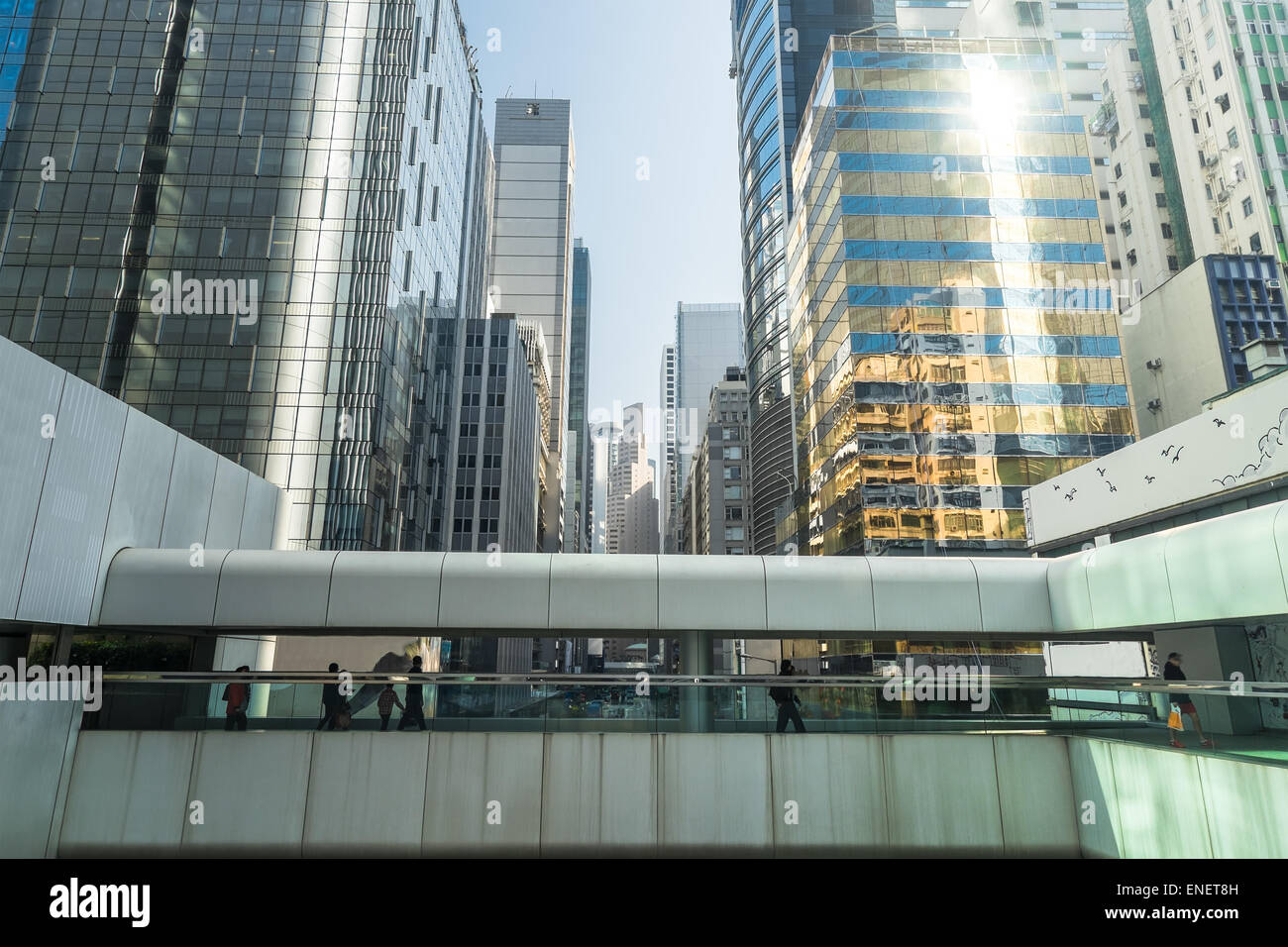 Abstrakte futuristische Stadtbild Ansicht mit modernen Wolkenkratzern und Menschen zu Fuß auf die Brücke. Hong Kong Stockfoto