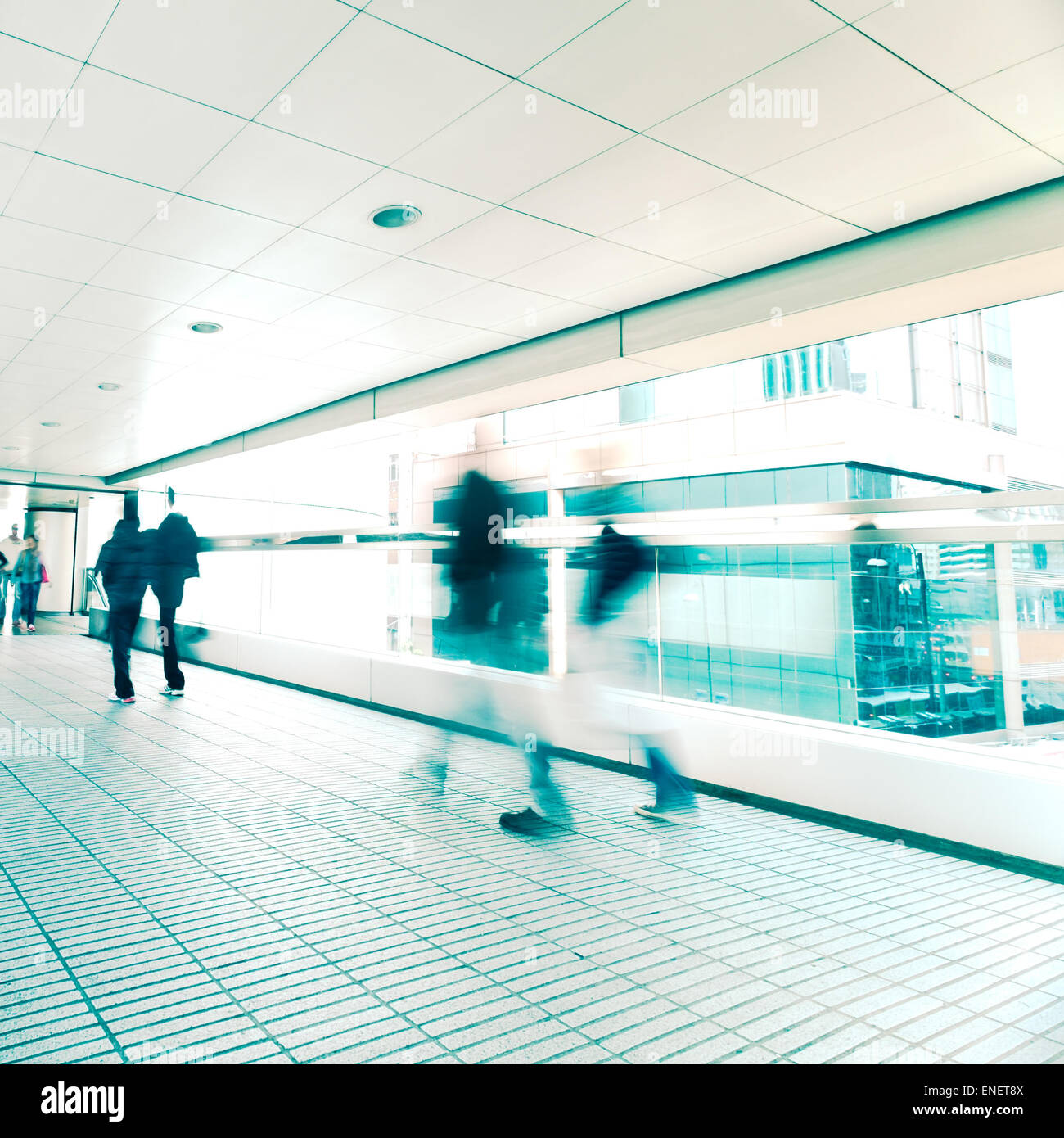 Abstrakte Stadt Hintergrund. Verschwommenes Bild von Menschen im Tunnel am belebten Straße. Hong Kong. Unschärfe-Effekt, Vintage style Toni Stockfoto