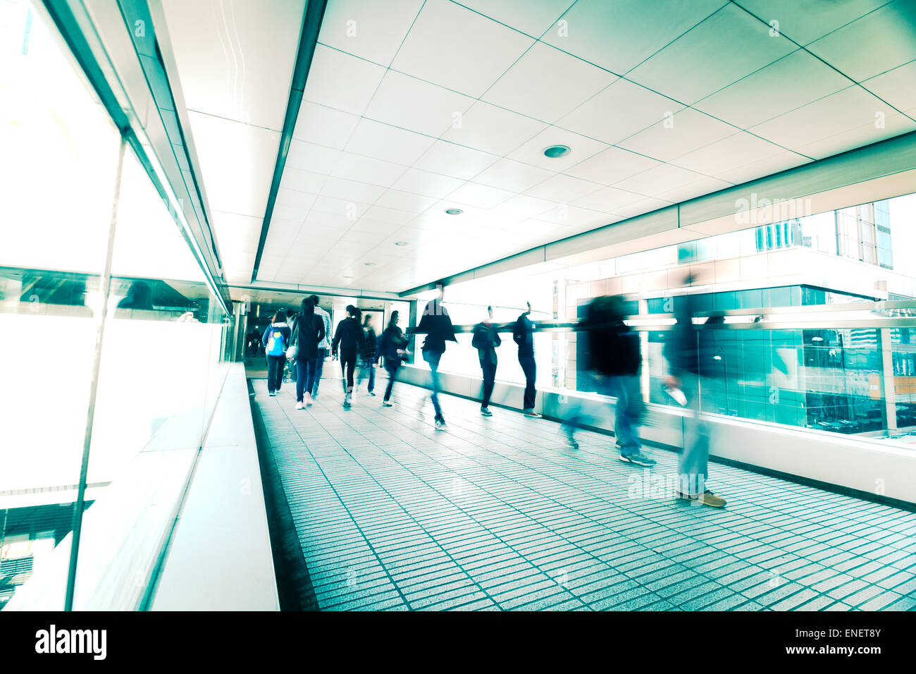 Abstrakte Stadt Hintergrund. Verschwommenes Bild von Menschen im Tunnel am belebten Straße. Hong Kong. Unschärfe-Effekt, Vintage style Toni Stockfoto