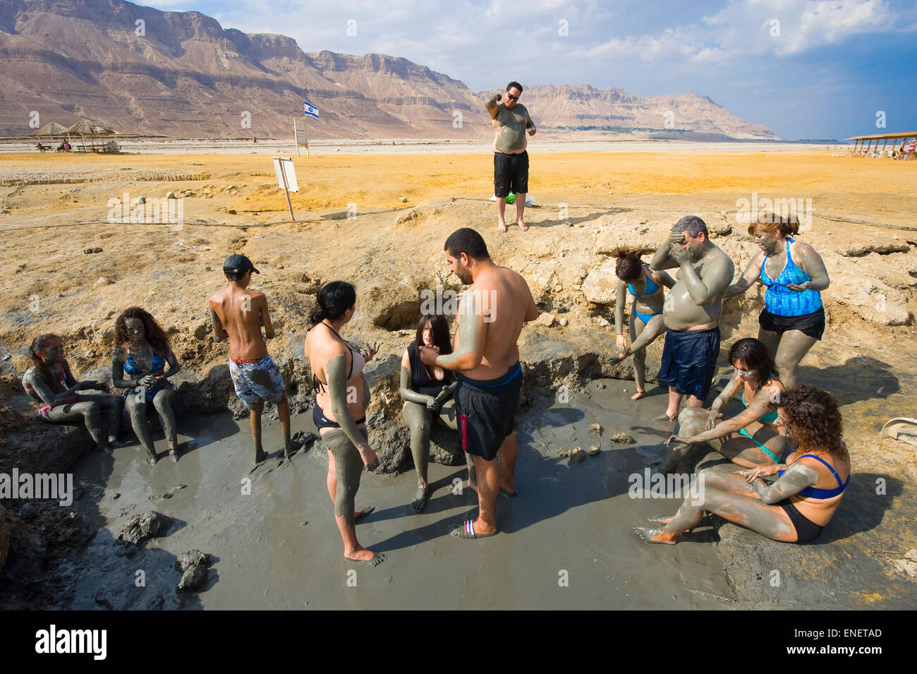 Totes Meer, ISRAEL - 13. Oktober 2014: Menschen Rub mit Schlamm am Strand des Toten Meeres in Israel Stockfoto