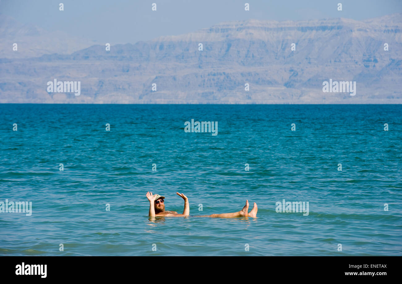 Totes Meer, ISRAEL - 13. Oktober 2014: Ein Mann im Wasser des Toten Meeres in Israel schwebt Stockfoto