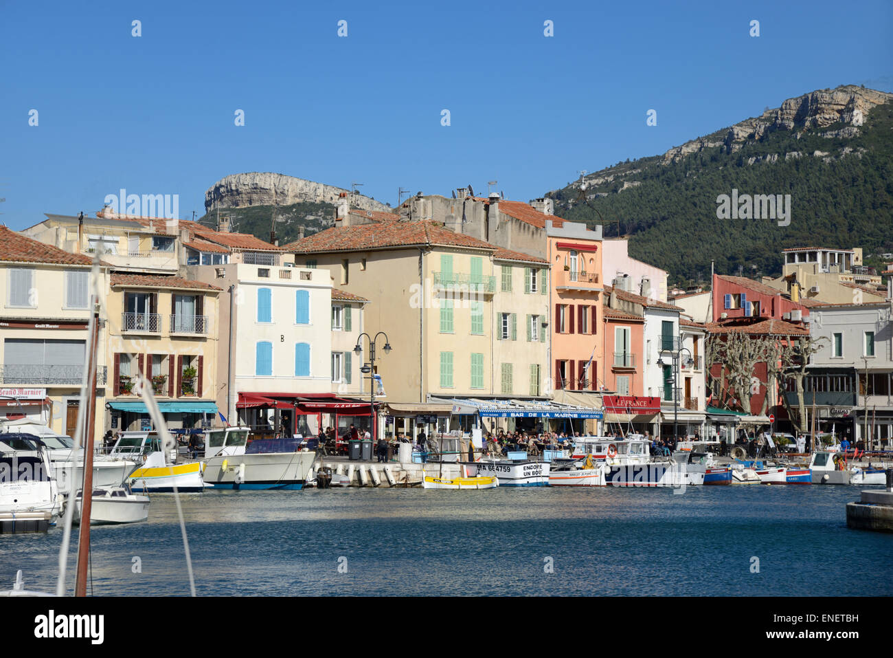 Cassis-Hafen oder Hafen und Waterfront Häuser am Kai Provence Frankreich Stockfoto