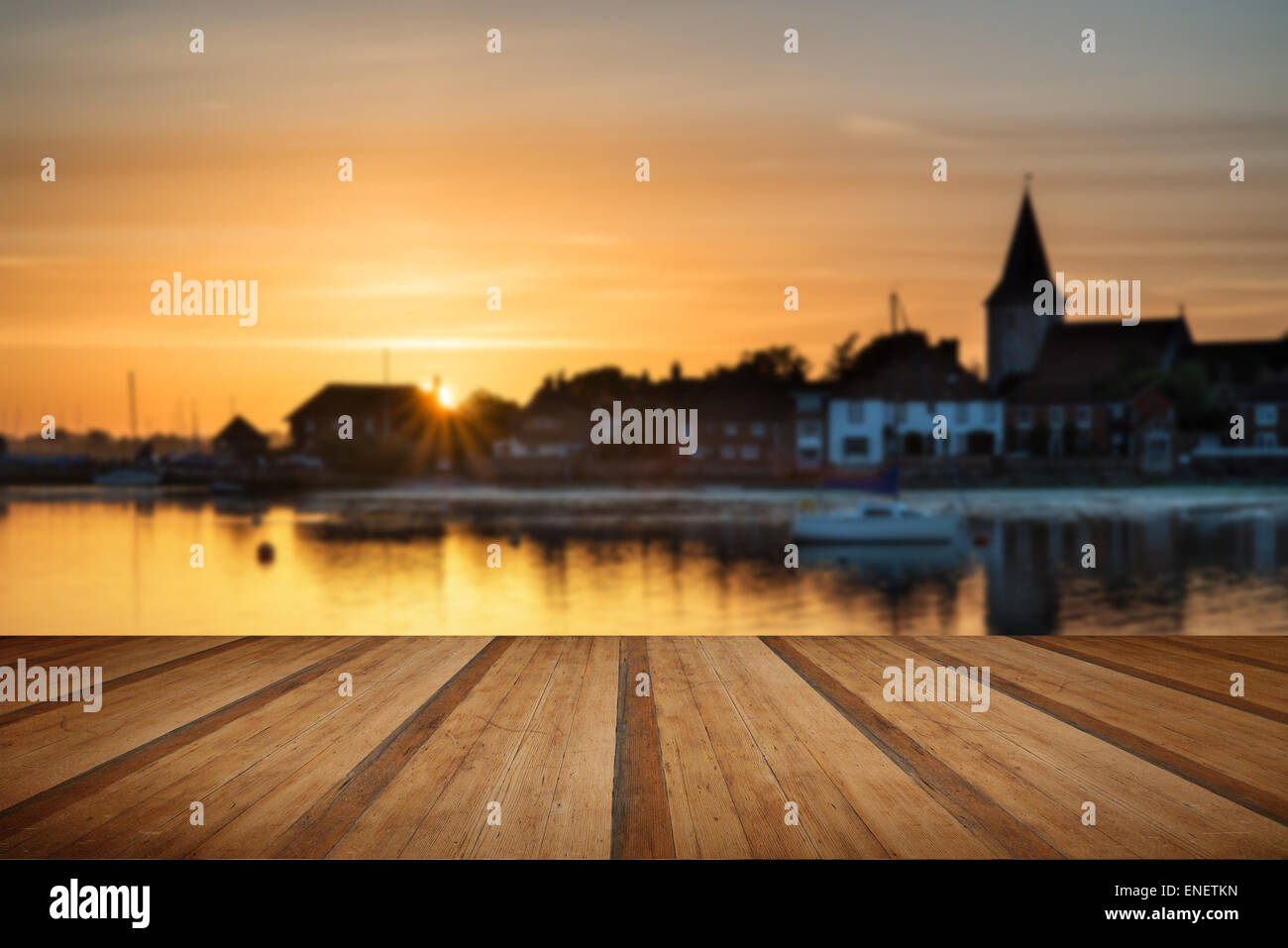 Schönen Sommer Sonnenuntergang Landschaft über Ebbe Hafen mit Booten mit Holzbohlen Boden Stockfoto