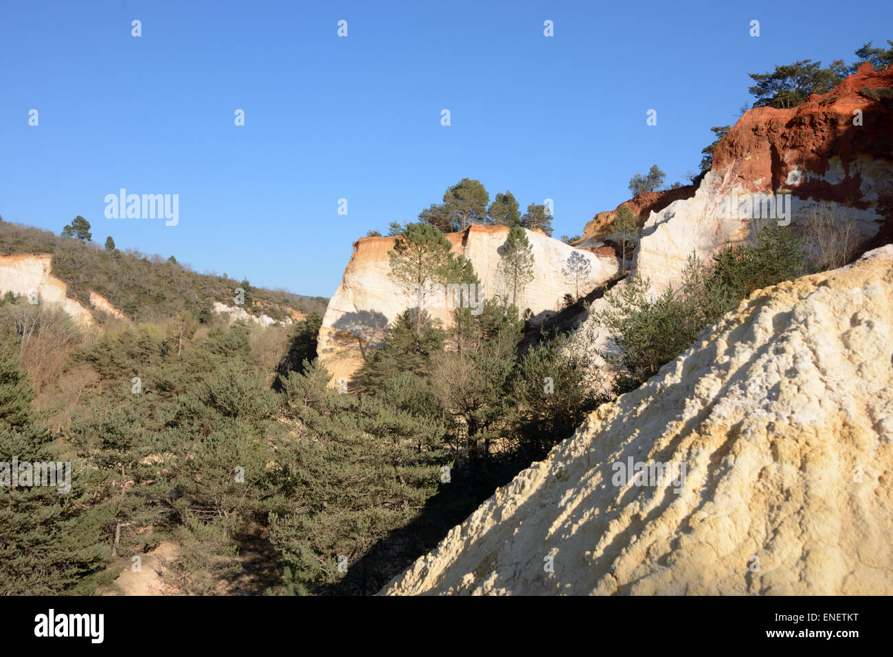 Ockerfarbenen Felsen am Colorado-de-Provence Rustrel Luberon Provence Frankreich Stockfoto