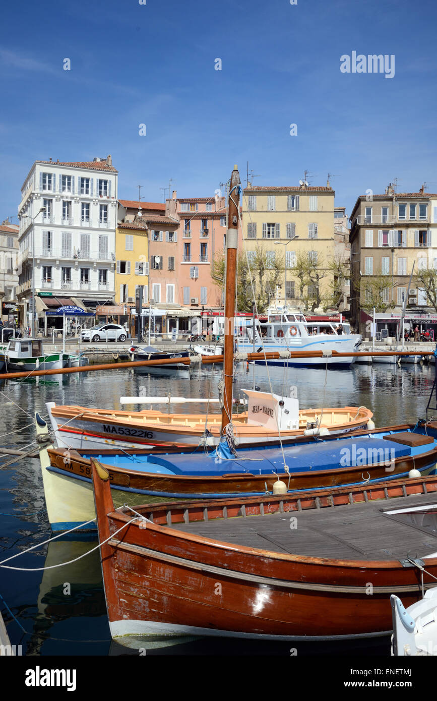 Hölzerne Fischerboote im Hafen oder im Hafen von La Ciotat Bouches-du-Rhône Provence Frankreich Stockfoto