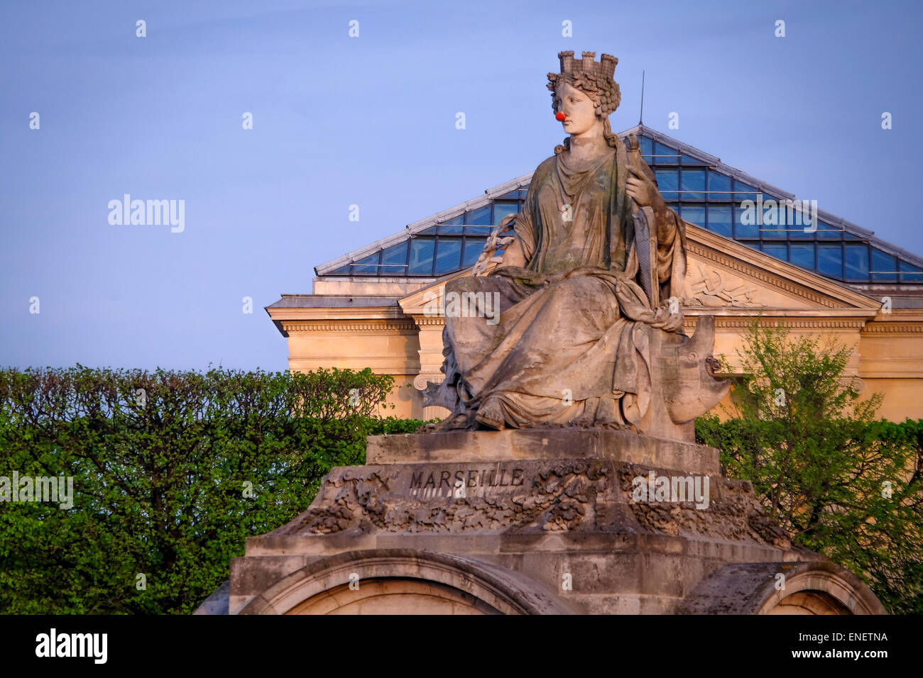 Frankreich Paris A Red nose auf eine Statue des Place De La Concorde Stockfoto