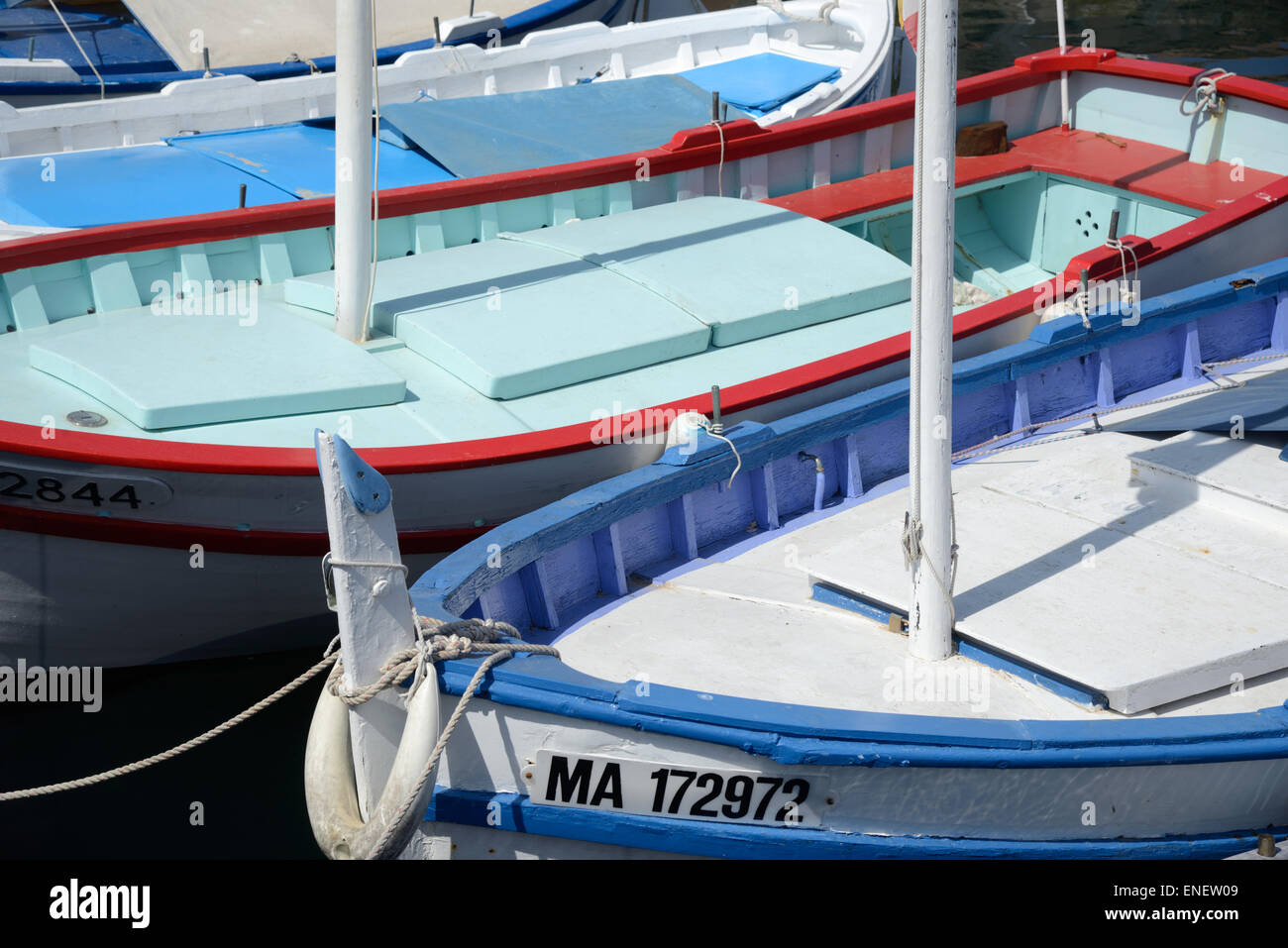 Bunte hölzerne Fischerboote im Hafen oder im Hafen von La Ciotat Provence Frankreich Stockfoto