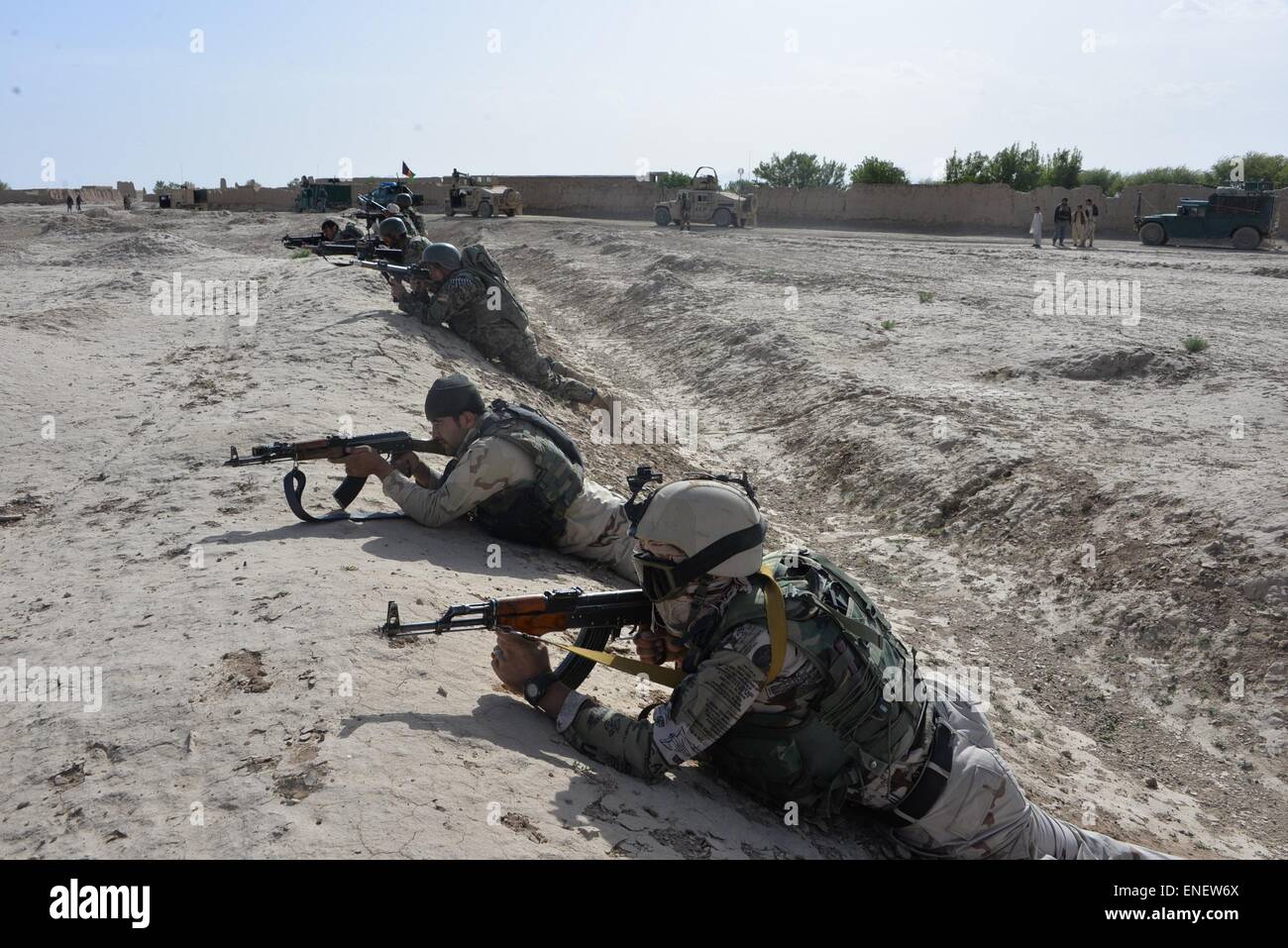 (150504)--GHAZNI, 4. Mai 2015 (Xinhua)--afghanische Soldaten wollen ihre Waffen während einer Operation gegen Taliban in der Provinz Ghazni, Westafghanistan, 3. Mai 2015. (Xinhua/Rahmat) (Djj) Stockfoto